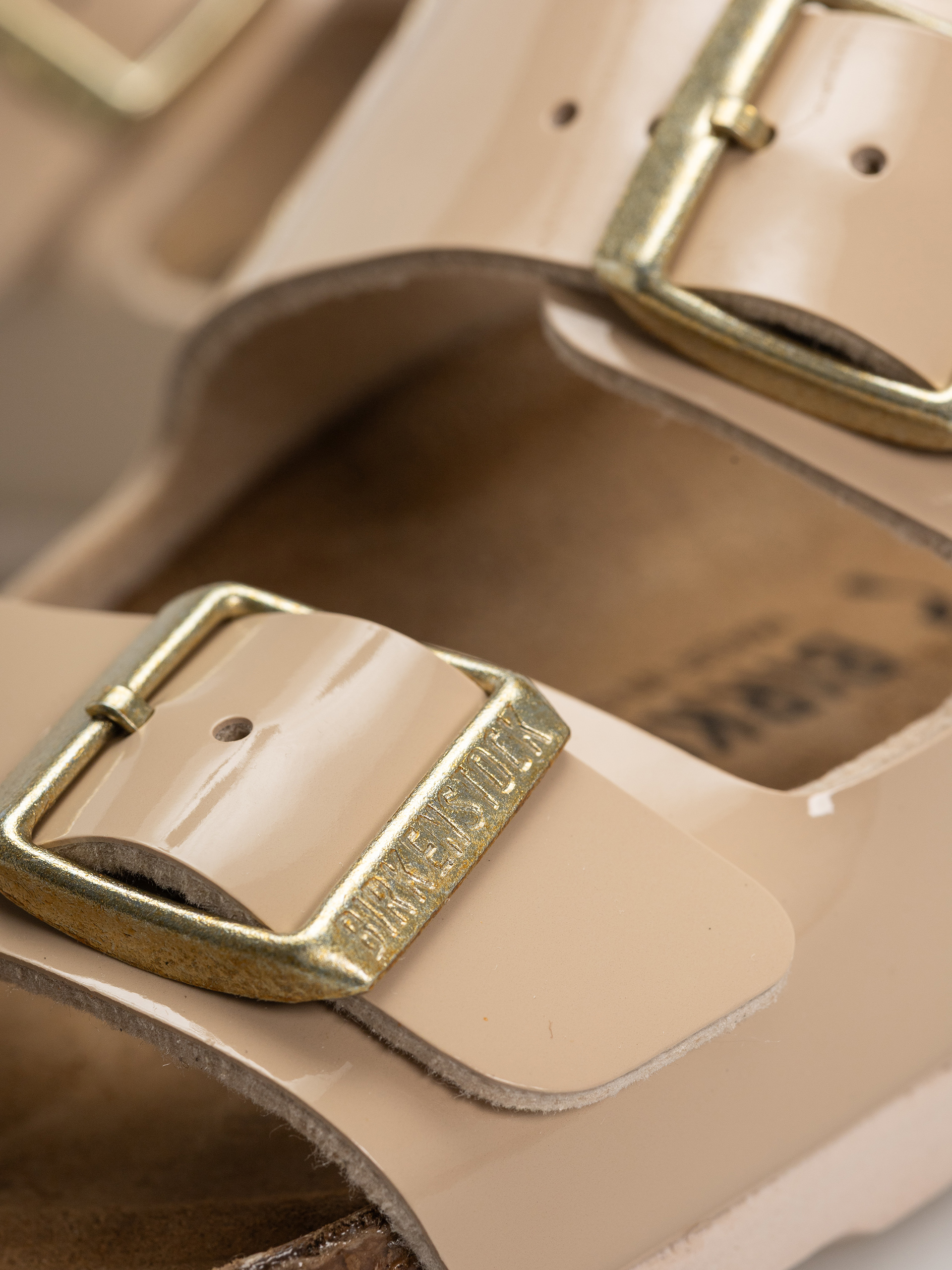 Klapki Birkenstock Arizona Birko Flor Patent Narrow Wmn (sand)