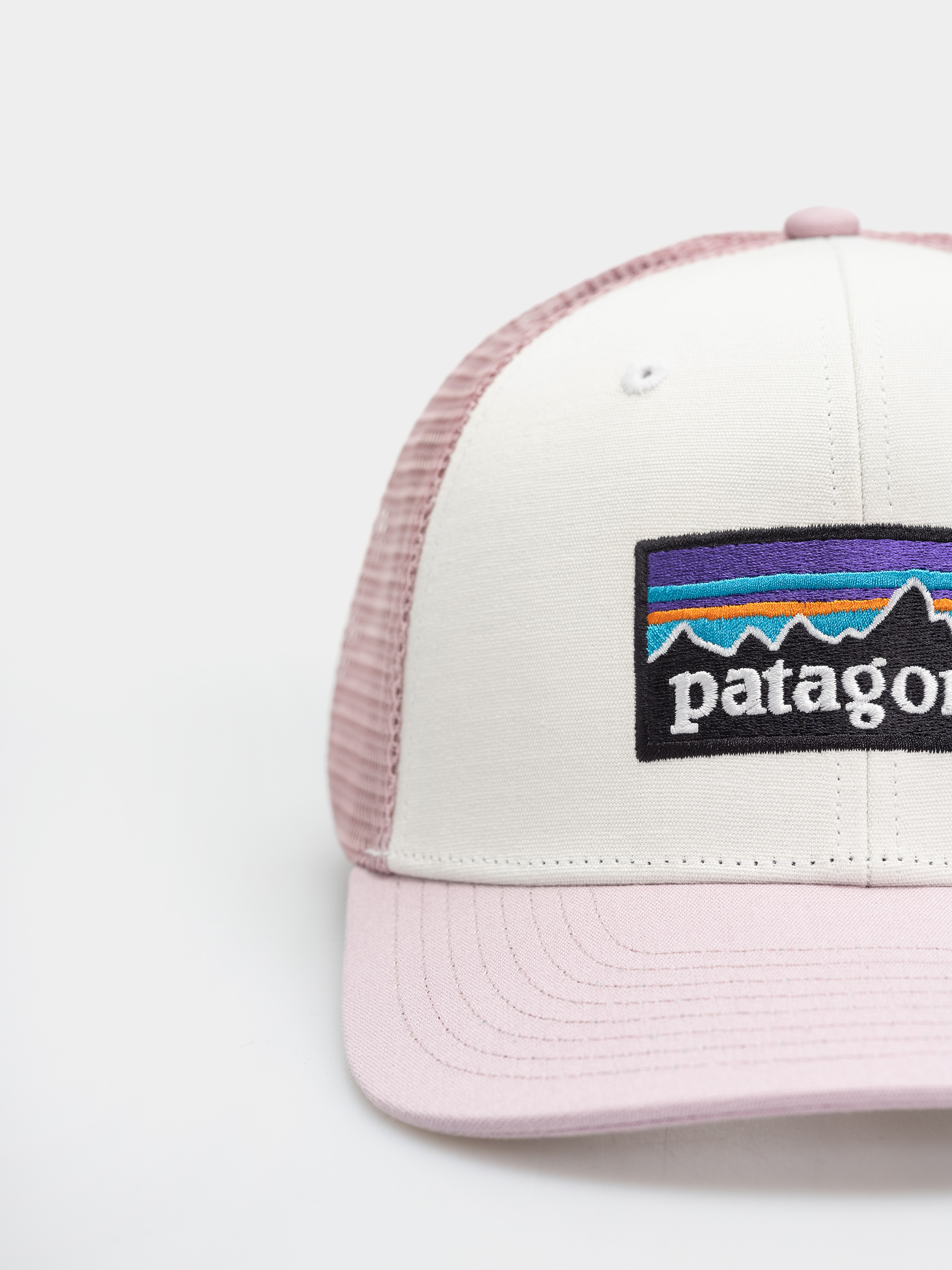 Czapka z daszkiem Patagonia P 6 Logo Trucker (white w/quiet violet)