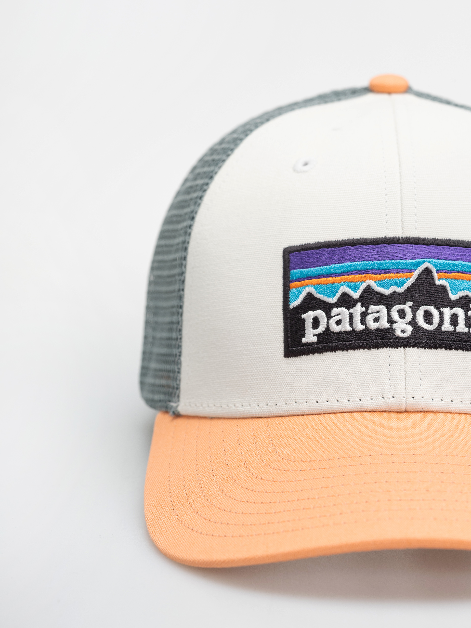 Czapka z daszkiem Patagonia P 6 Logo LoPro Trucker (white w/peach sherbet)