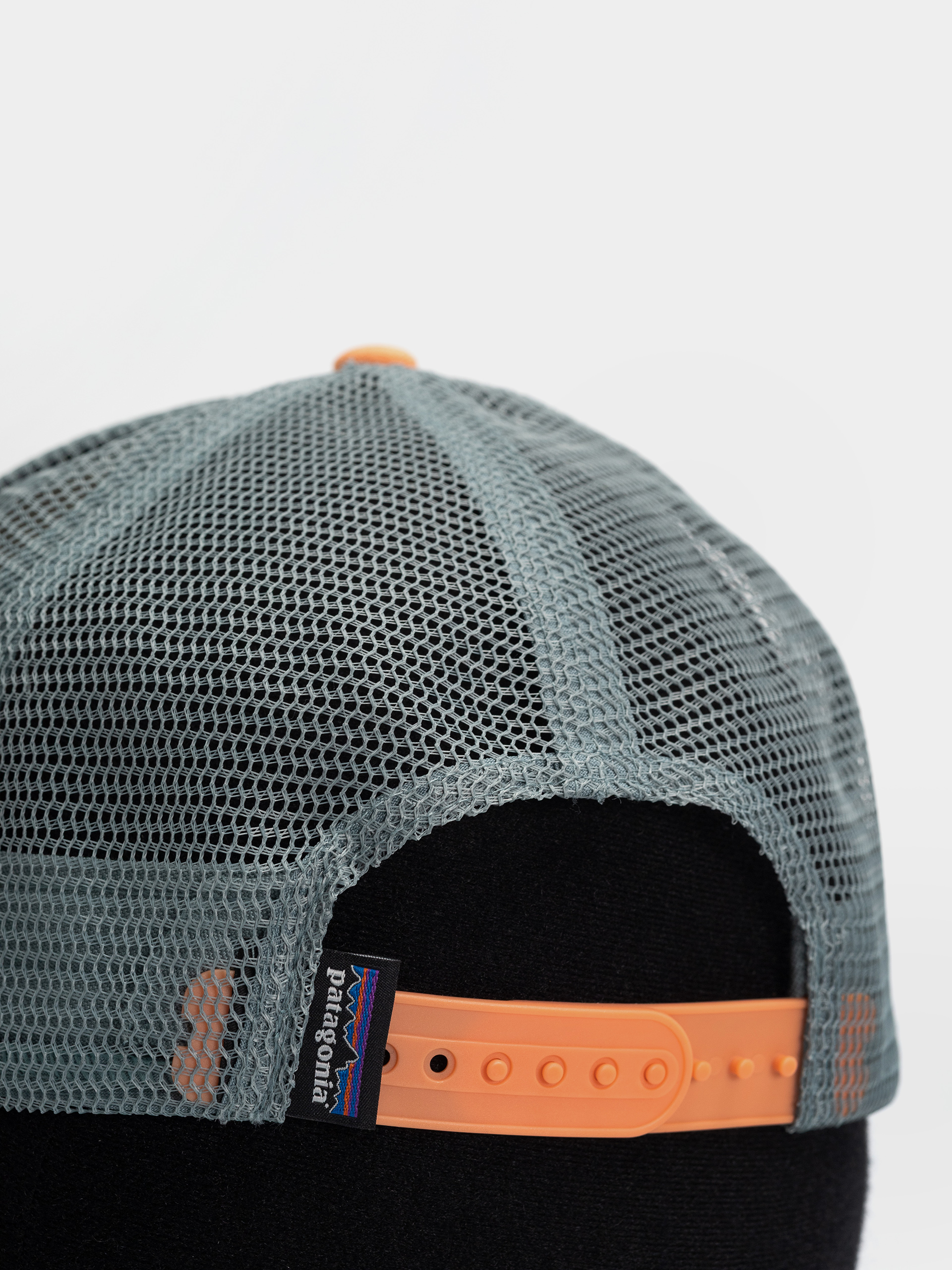 Czapka z daszkiem Patagonia P 6 Logo LoPro Trucker (white w/peach sherbet)