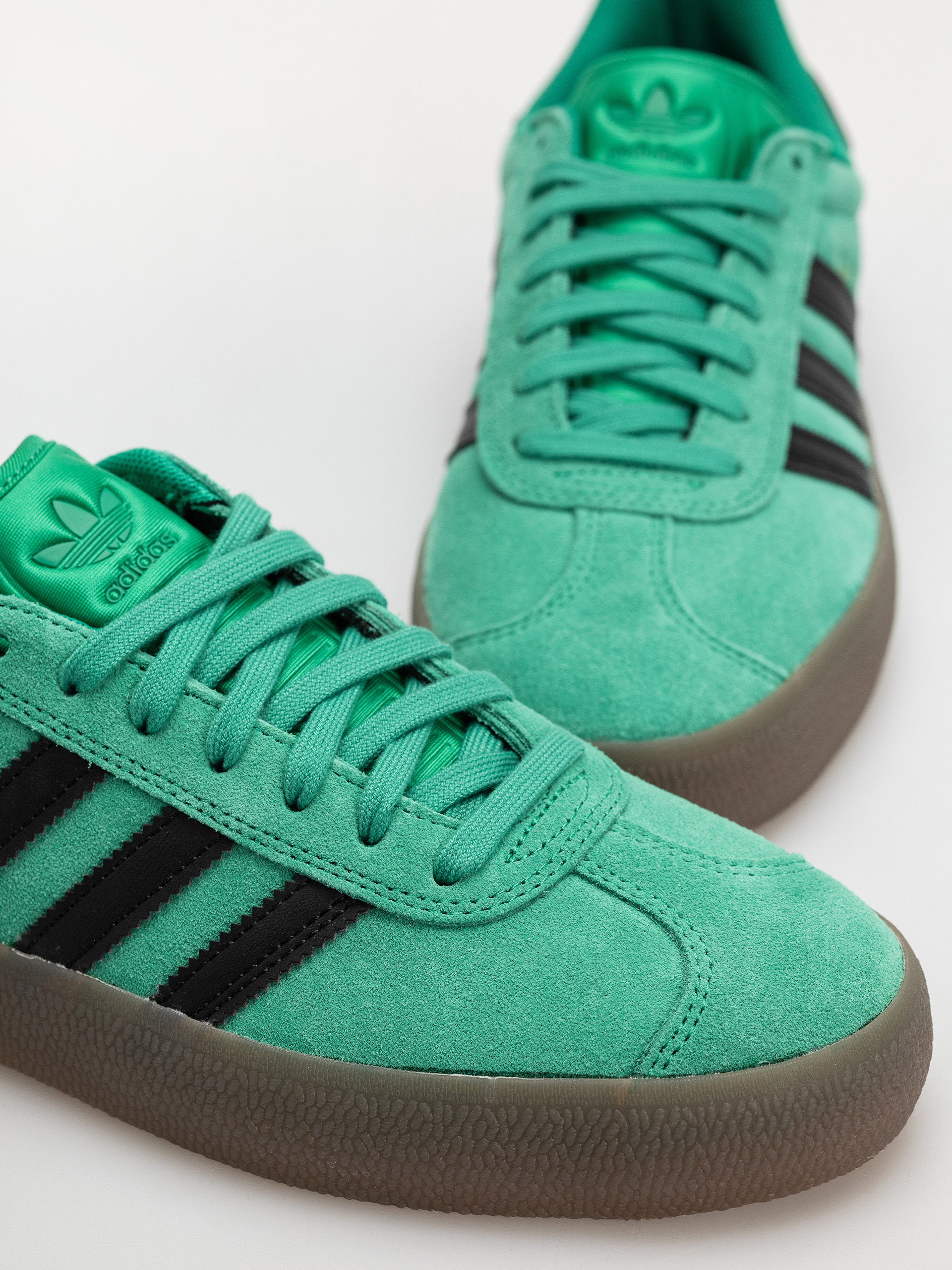 Buty adidas Gazelle Adv (cougrn/cblack/gum5)