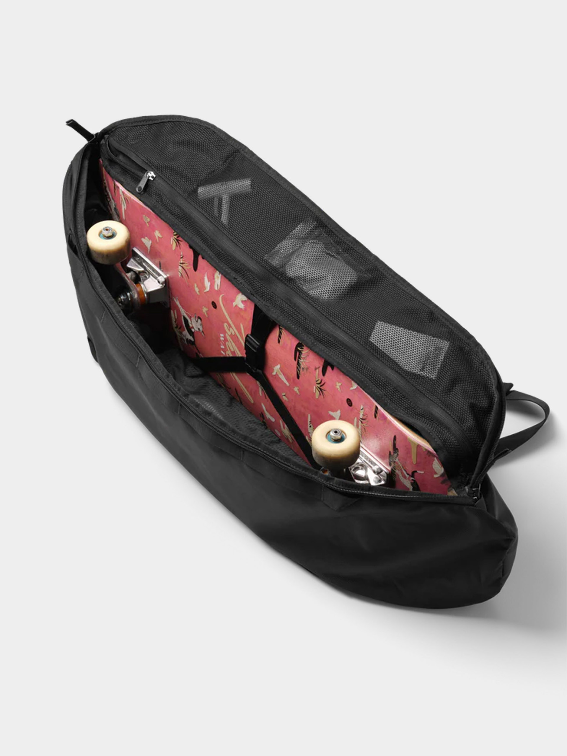 Plecak Db Skate Carrier 32L (black out)