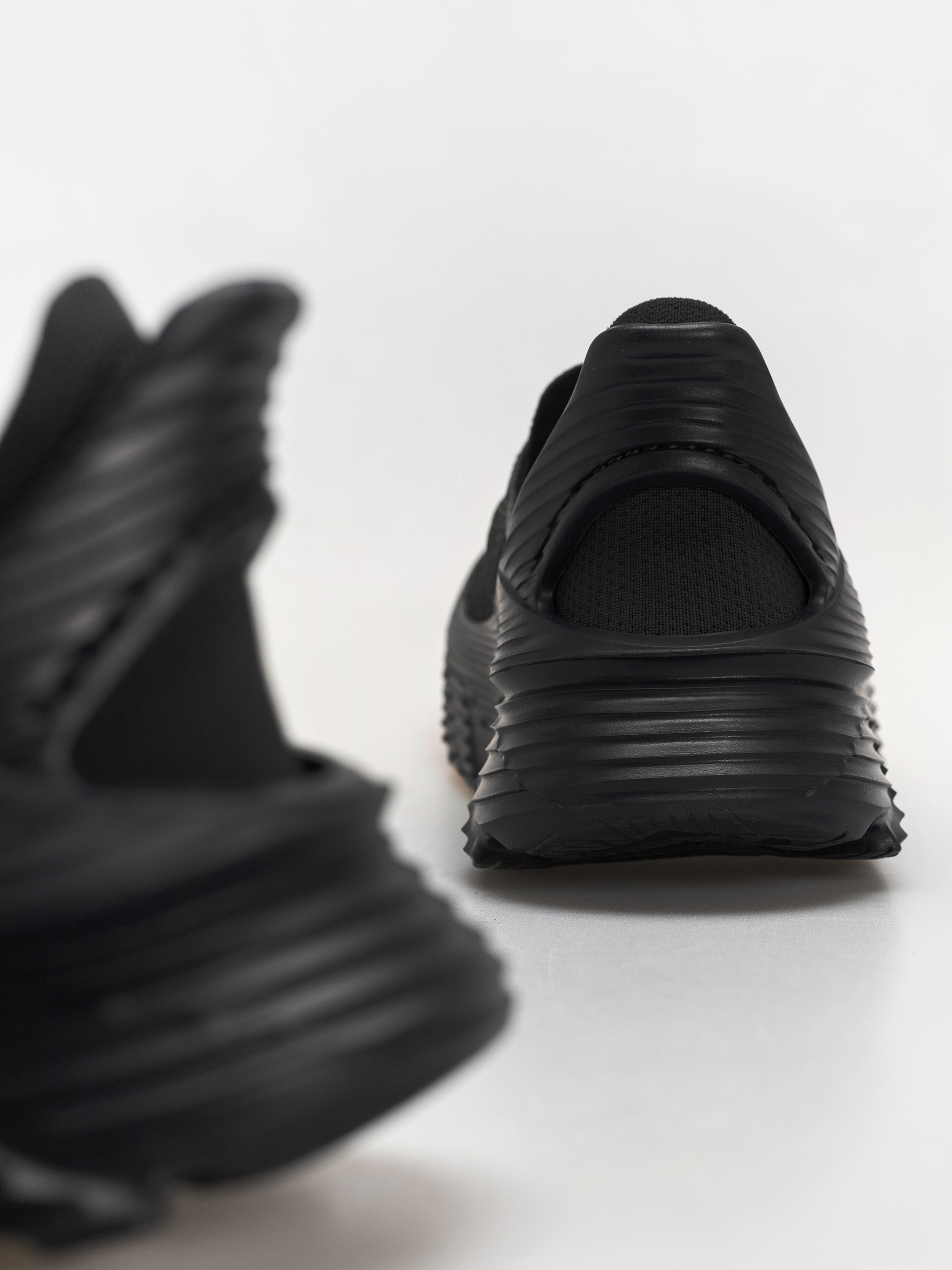 Buty Hoka Restore TC (black/black)