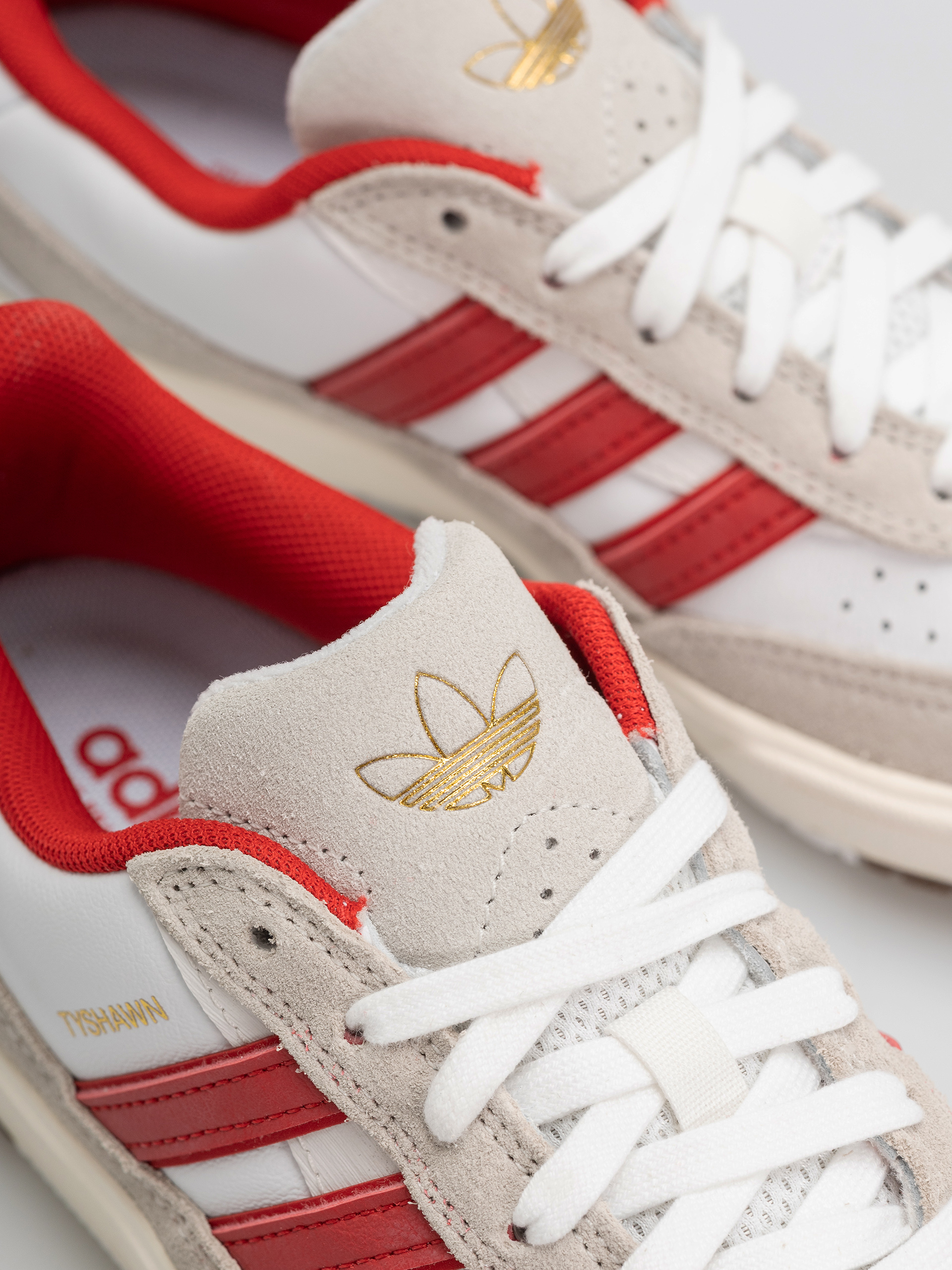Buty adidas Tyshawn II (ftwwht/betsca/cwhite)