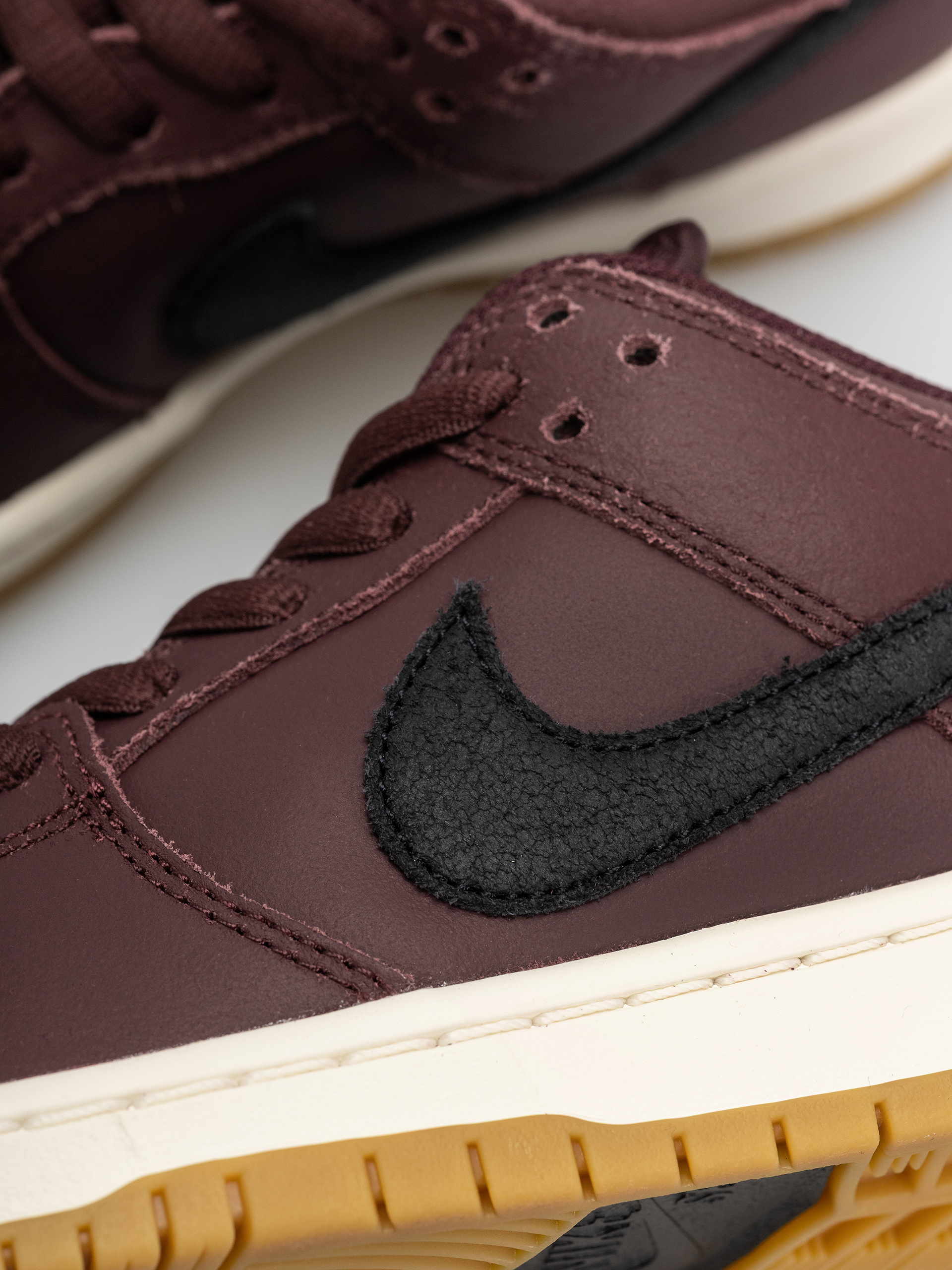 Buty Nike SB Dunk Low Pro ISO (burgundy crush/black mystic dates sail)
