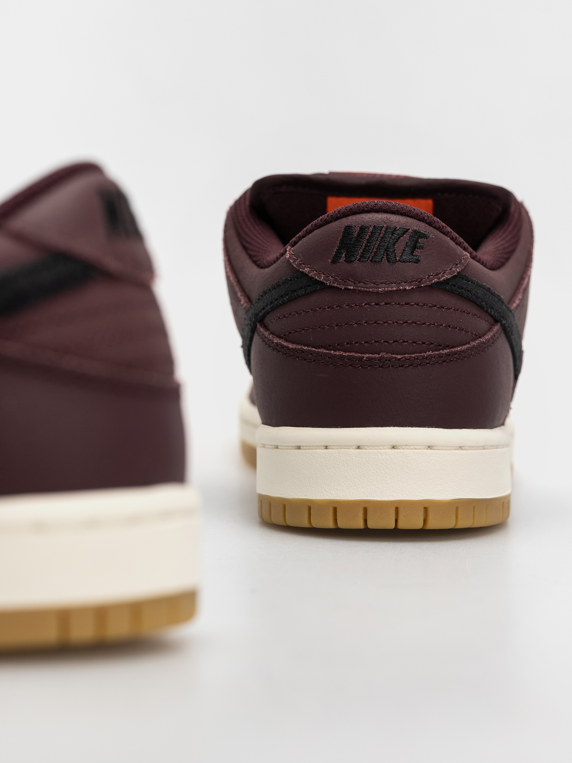 Buty Nike SB Dunk Low Pro ISO (burgundy crush/black mystic dates sail)