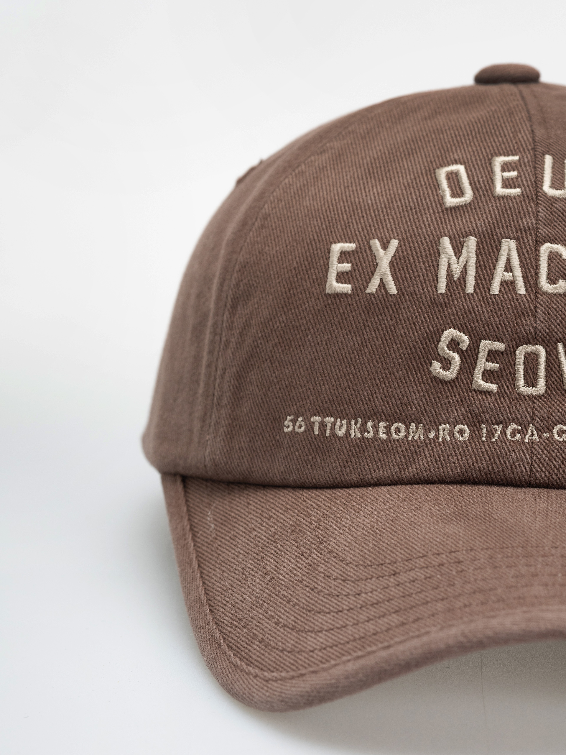 Czapka z daszkiem Deus Ex Machina Emblem College Address (brown)