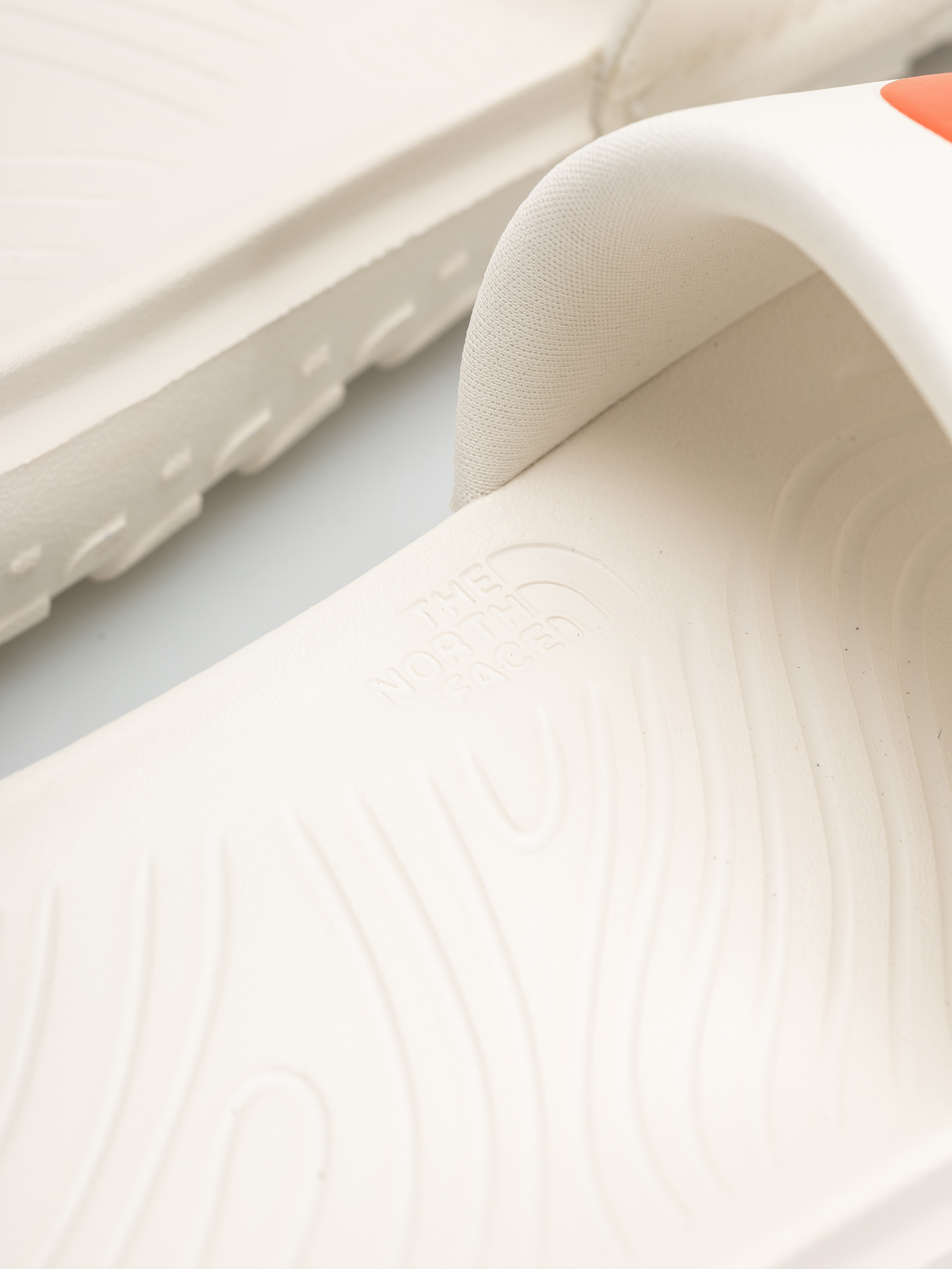 Klapki The North Face Never Stop Cush (white dune/lava)