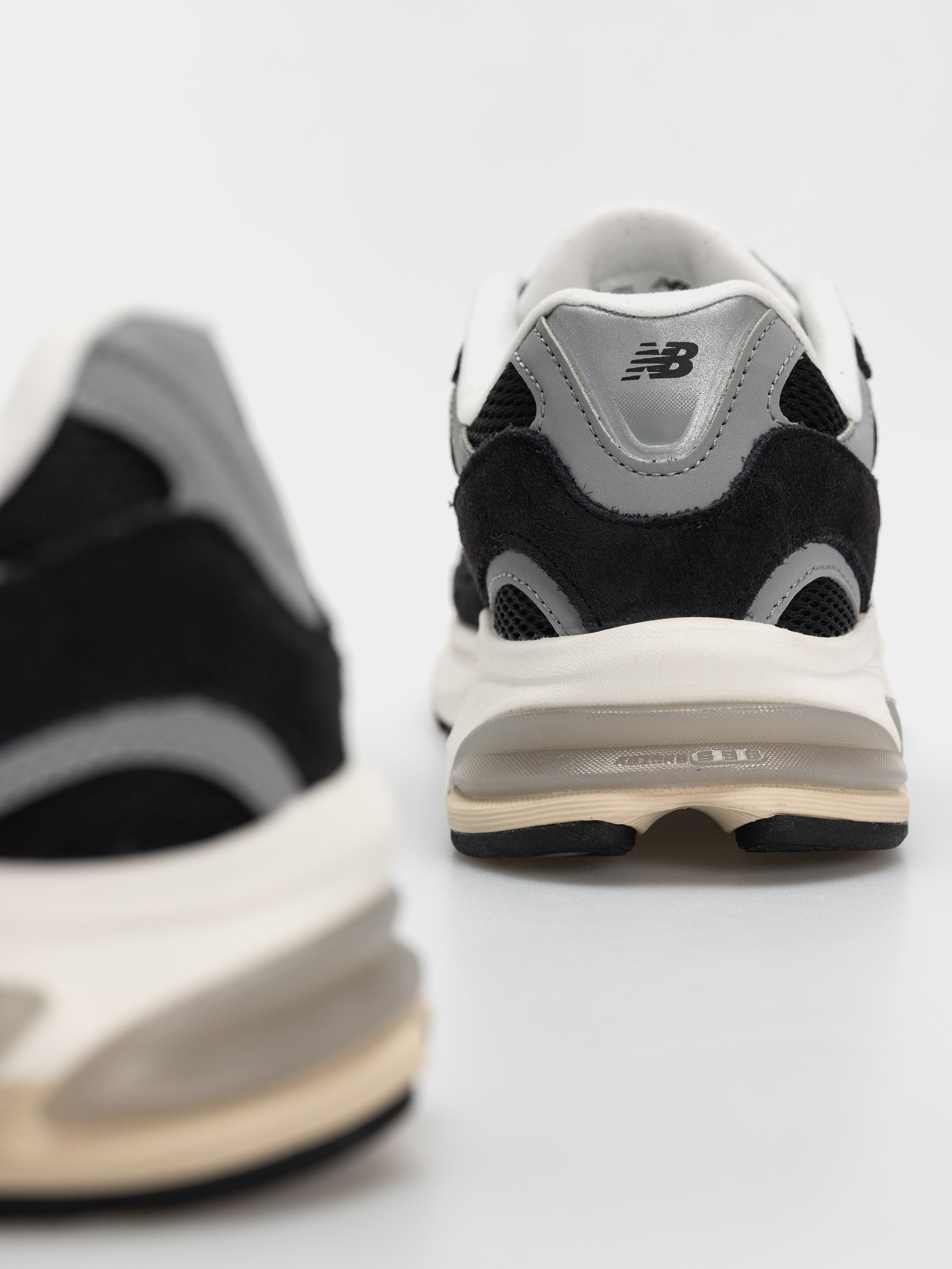 Buty New Balance 2010 (black/shadow grey/sea salt)
