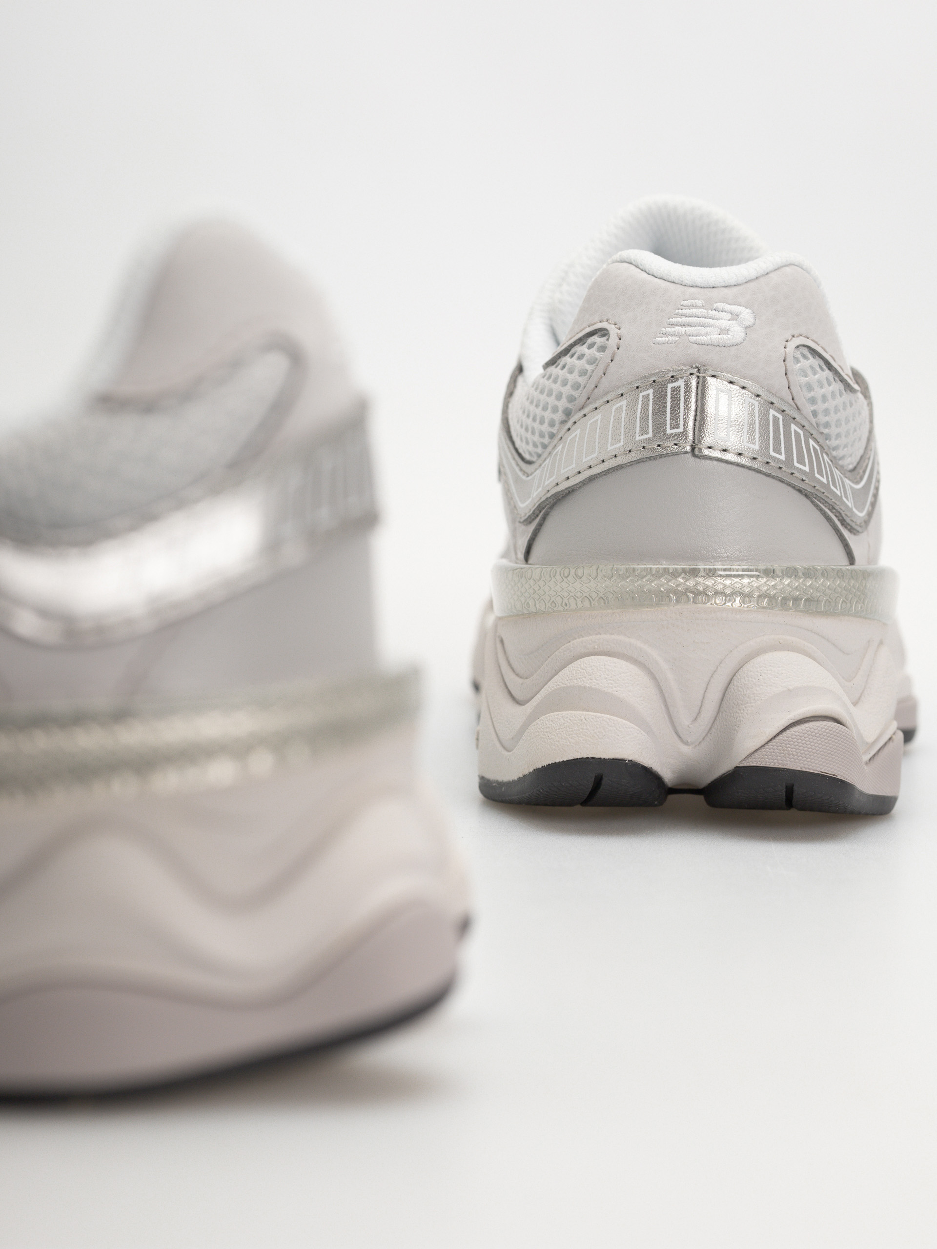 Buty New Balance 9060 JR (raincloud/truffle salt)