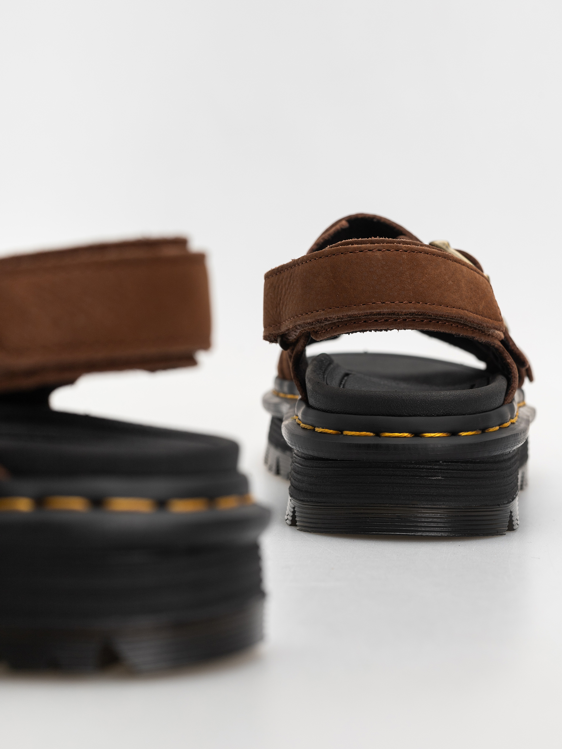 Sandały Dr. Martens ZebZag Wmn (sepia brown tumbled nubuck)