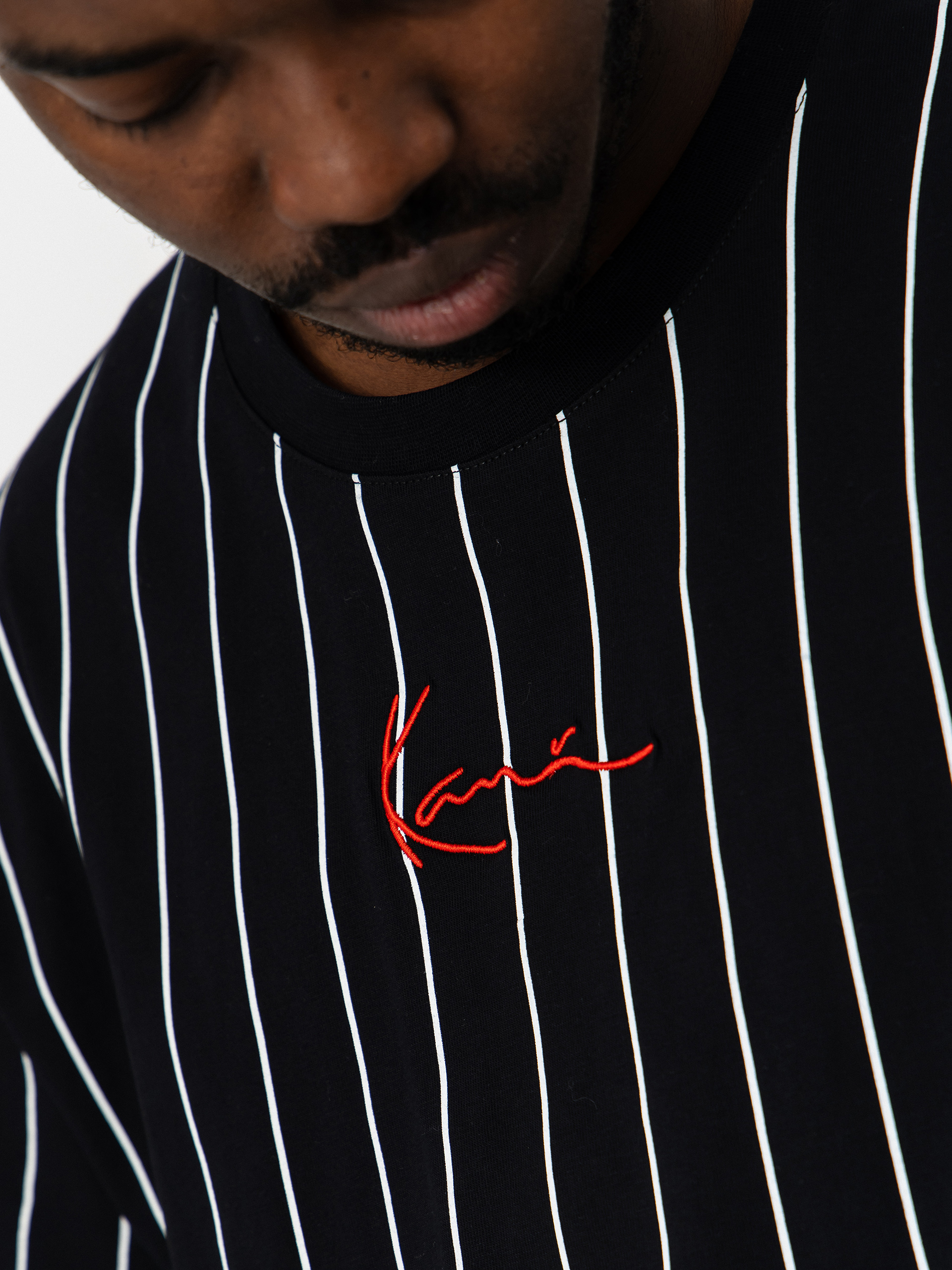 T-shirt Karl Kani Small Signature Pinstripe (black/white)