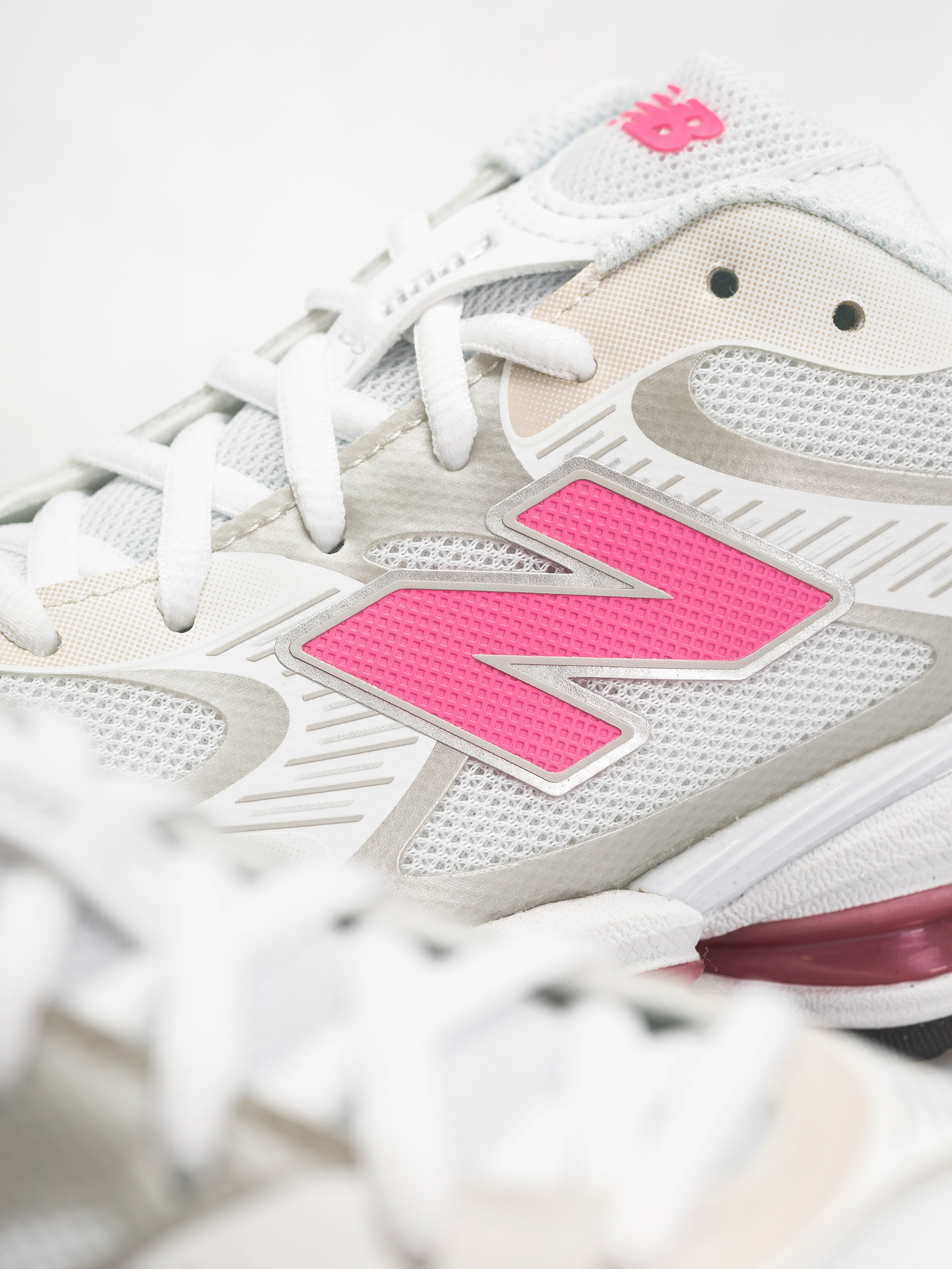 Buty New Balance 2000 (103 white/30% lighter pink heat)