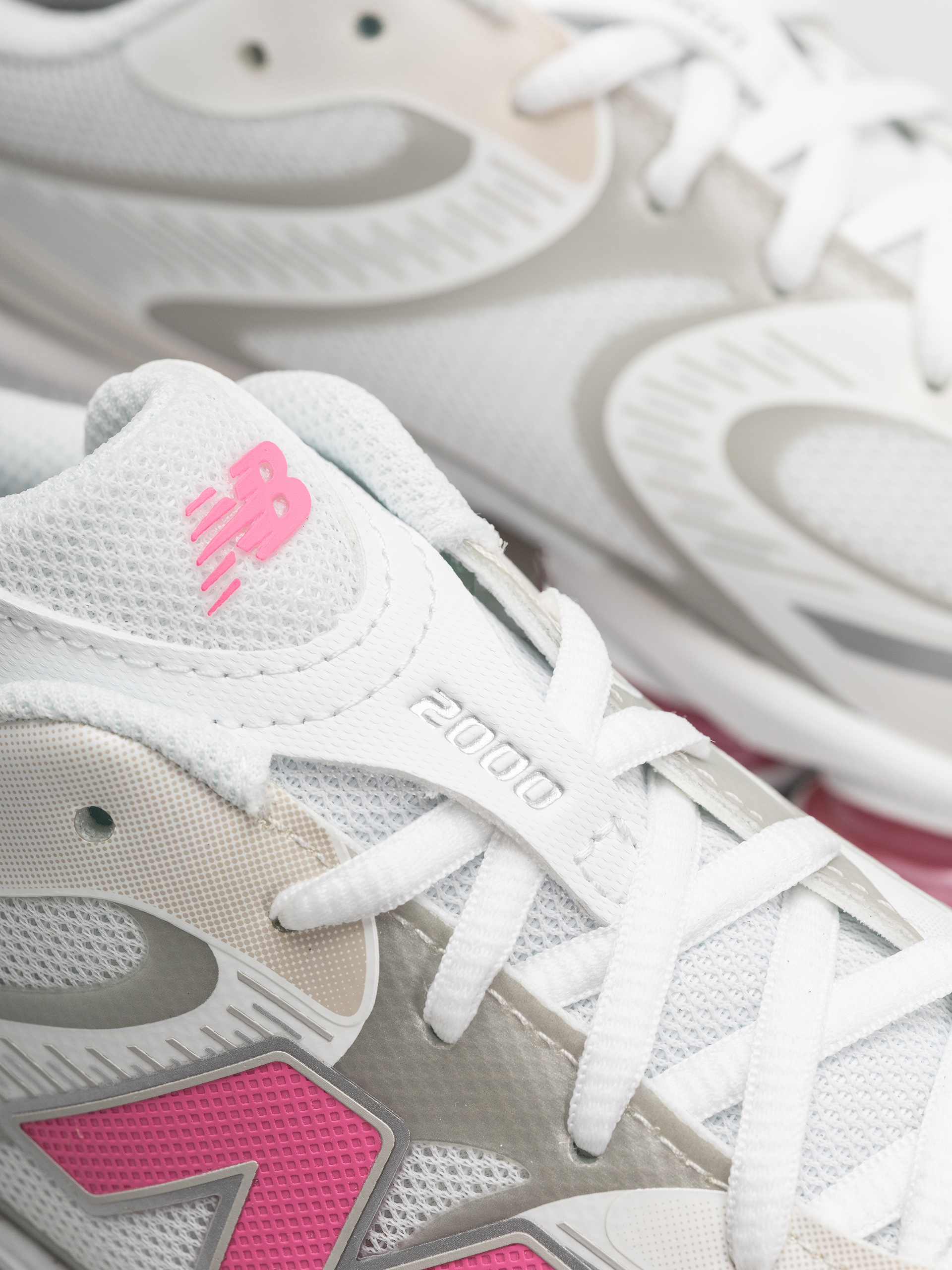 Buty New Balance 2000 (103 white/30% lighter pink heat)