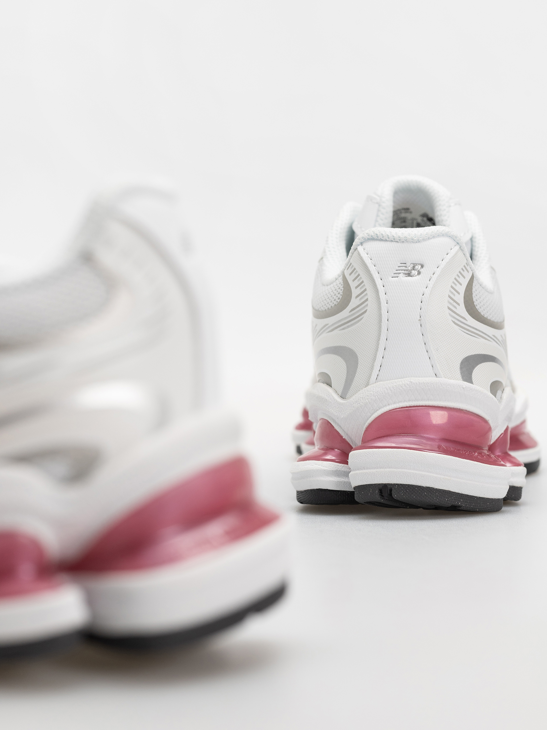 Buty New Balance 2000 (103 white/30% lighter pink heat)