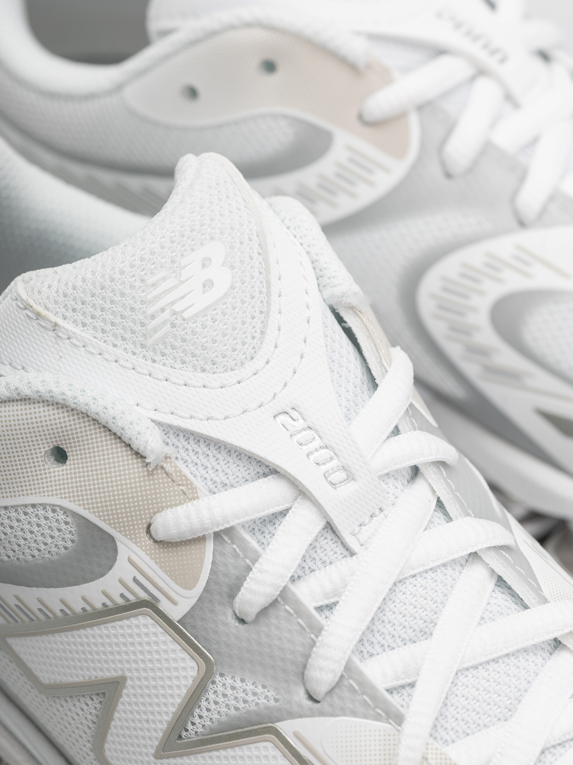 Buty New Balance 2000 (103 white/silver metallic)