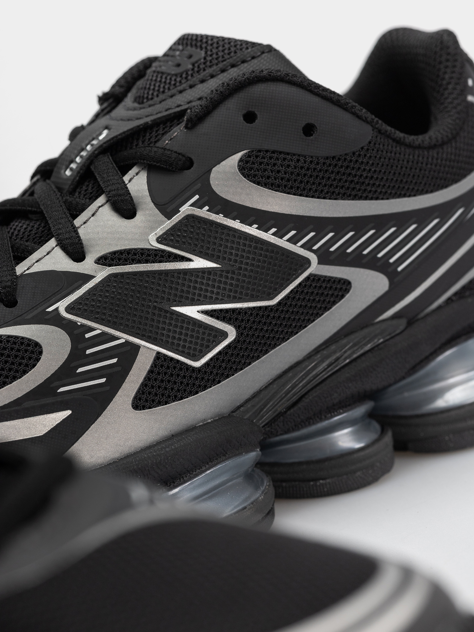 Buty New Balance 2000 (black/silver metallic)
