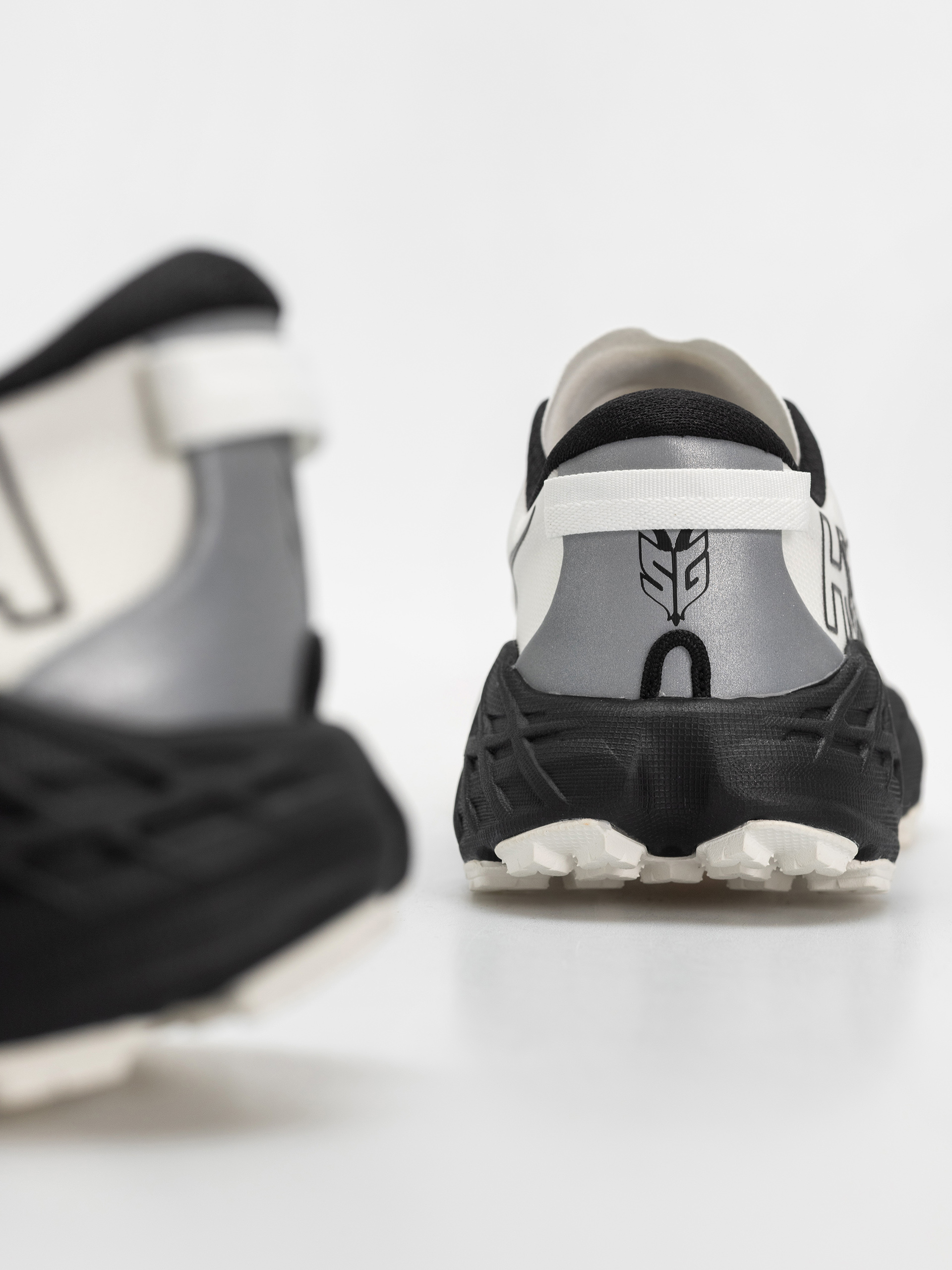 Buty Hoka Speedgoat 7 (black/white)