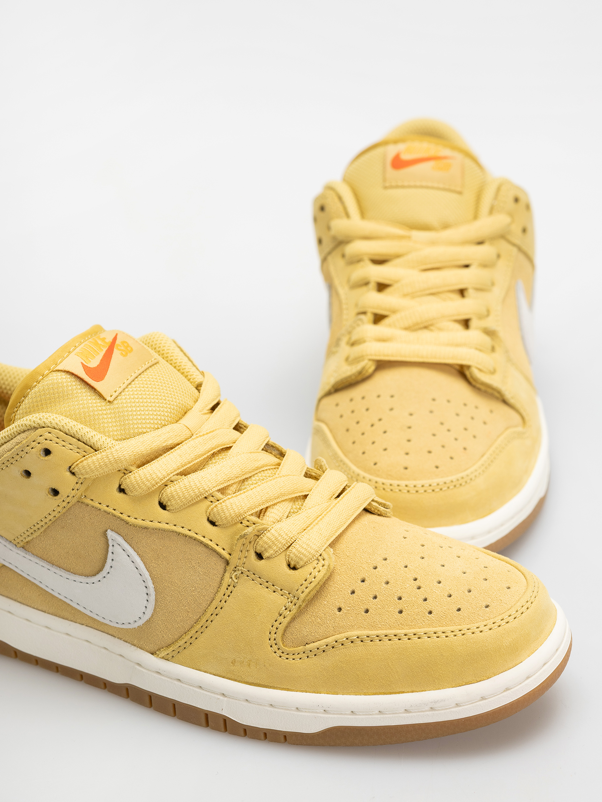 Buty Nike SB Dunk Low Pro (saturn gold/sail saturn gold solar flare)