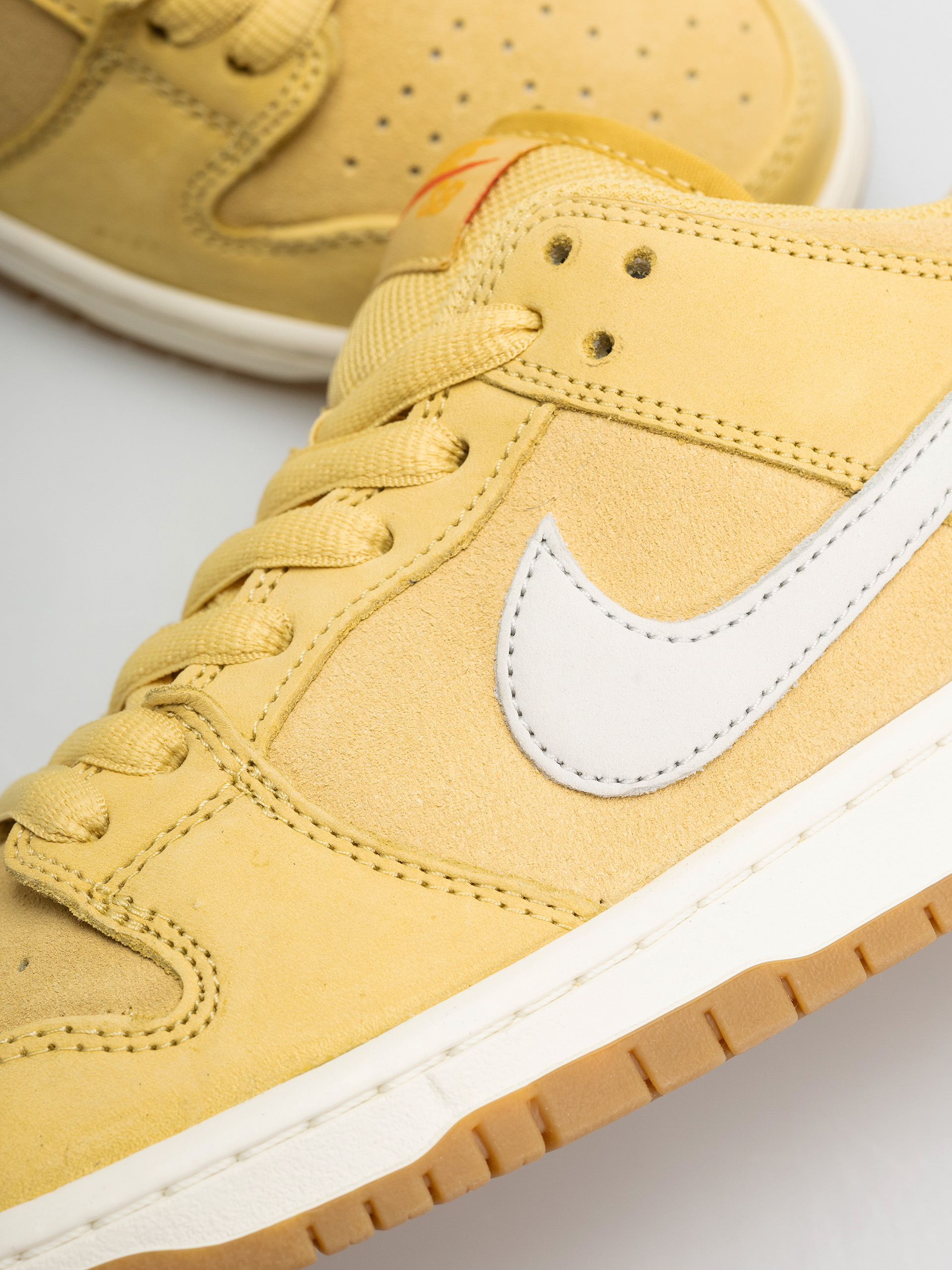 Buty Nike SB Dunk Low Pro (saturn gold/sail saturn gold solar flare)