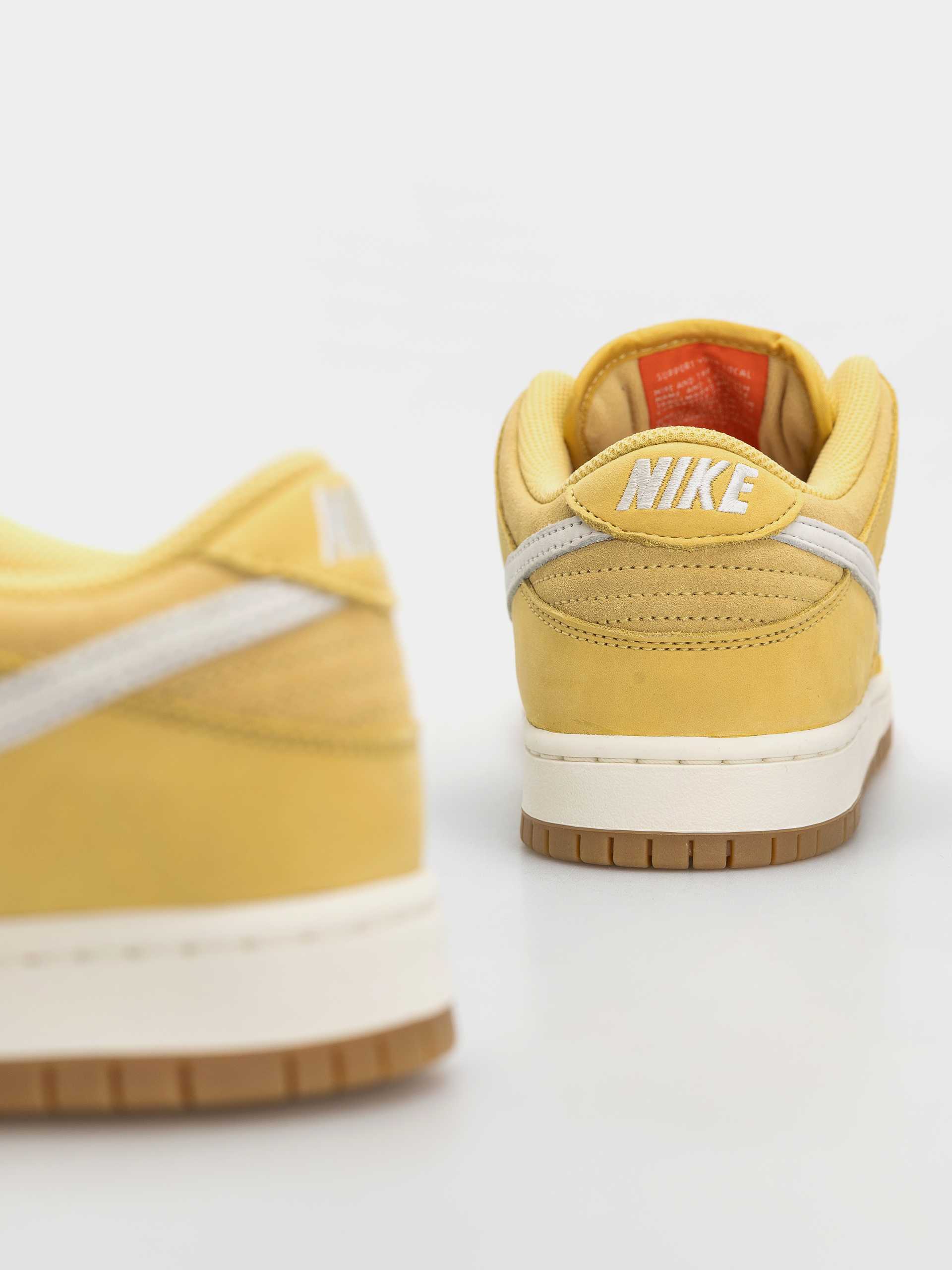 Buty Nike SB Dunk Low Pro (saturn gold/sail saturn gold solar flare)