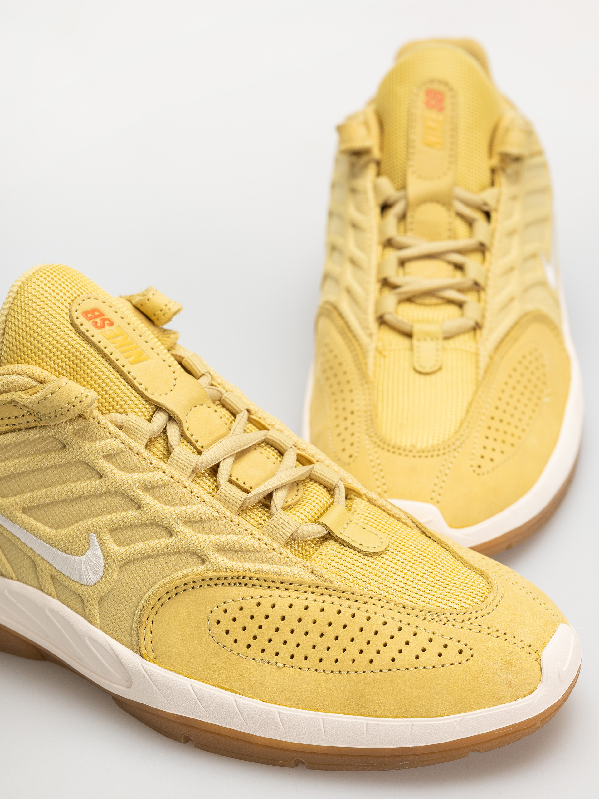 Buty Nike SB Vertebrae Iso (saturn gold/sail saturn gold solar flare)