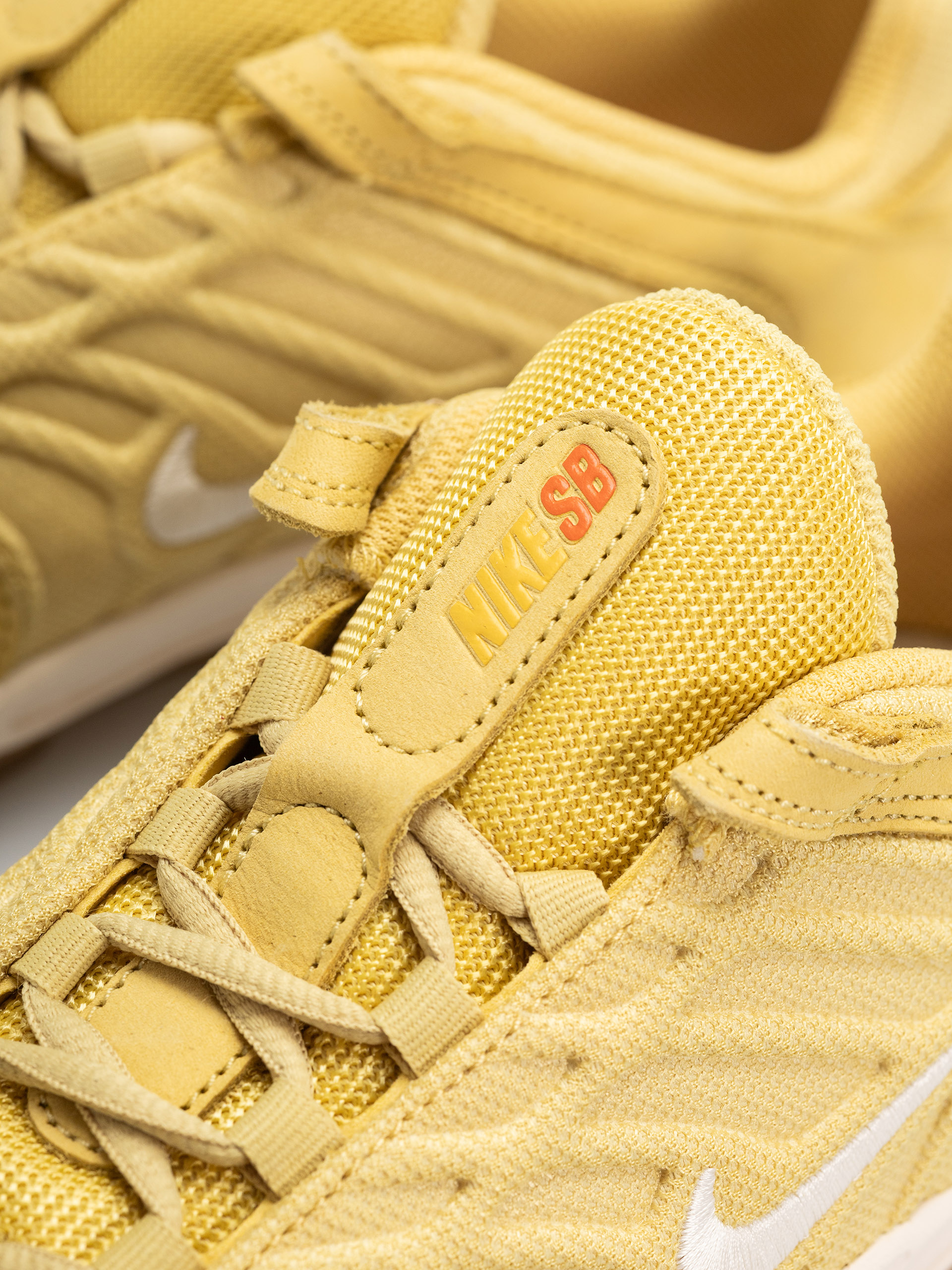 Buty Nike SB Vertebrae Iso (saturn gold/sail saturn gold solar flare)