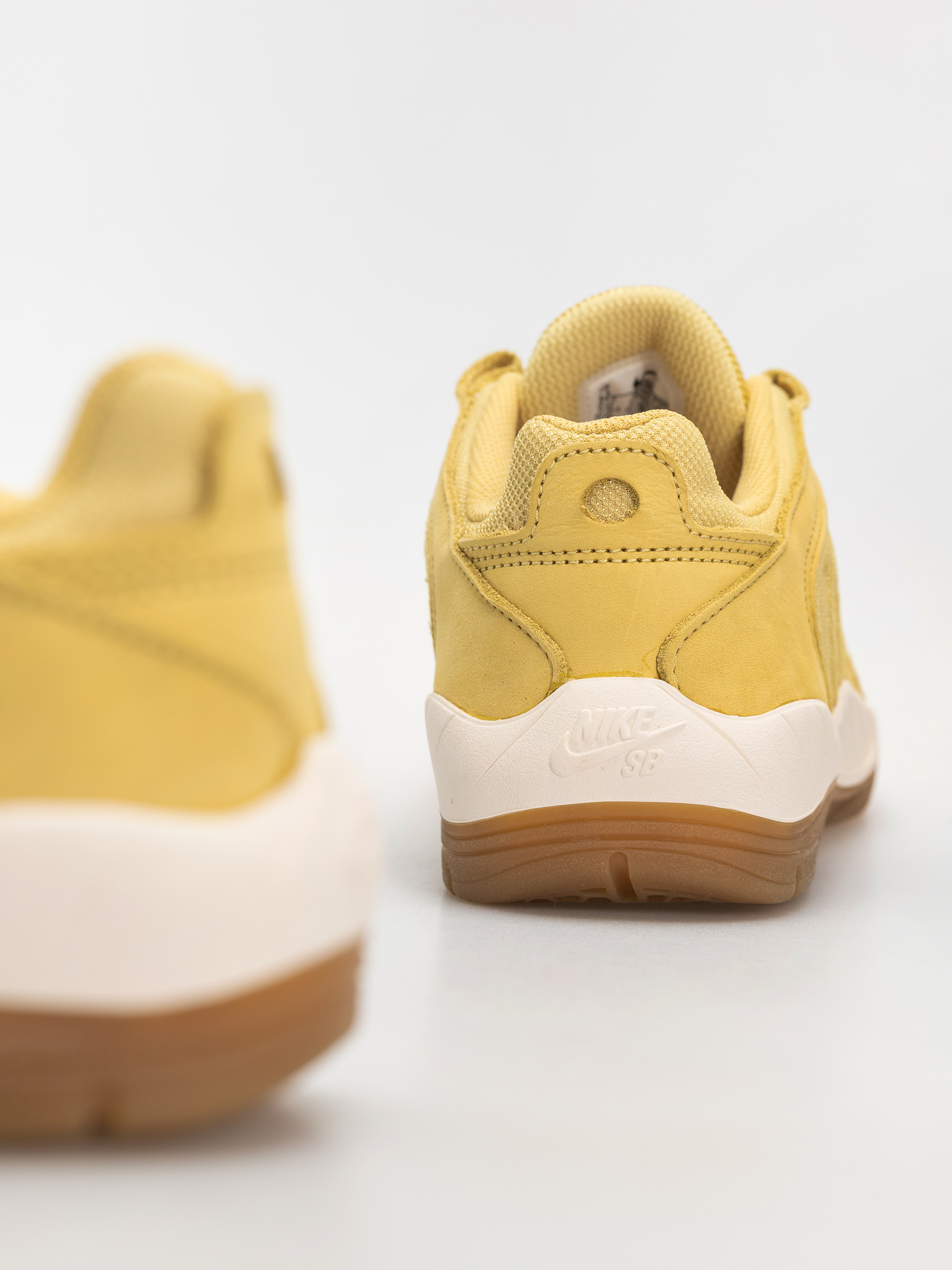 Buty Nike SB Vertebrae Iso (saturn gold/sail saturn gold solar flare)