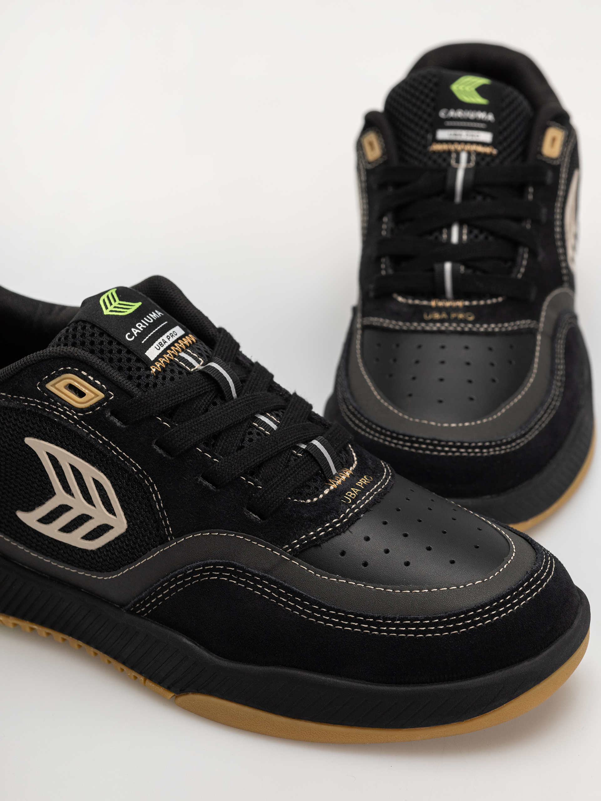 Buty Cariuma Uba Pro (black suede and mesh silver cloud logo)
