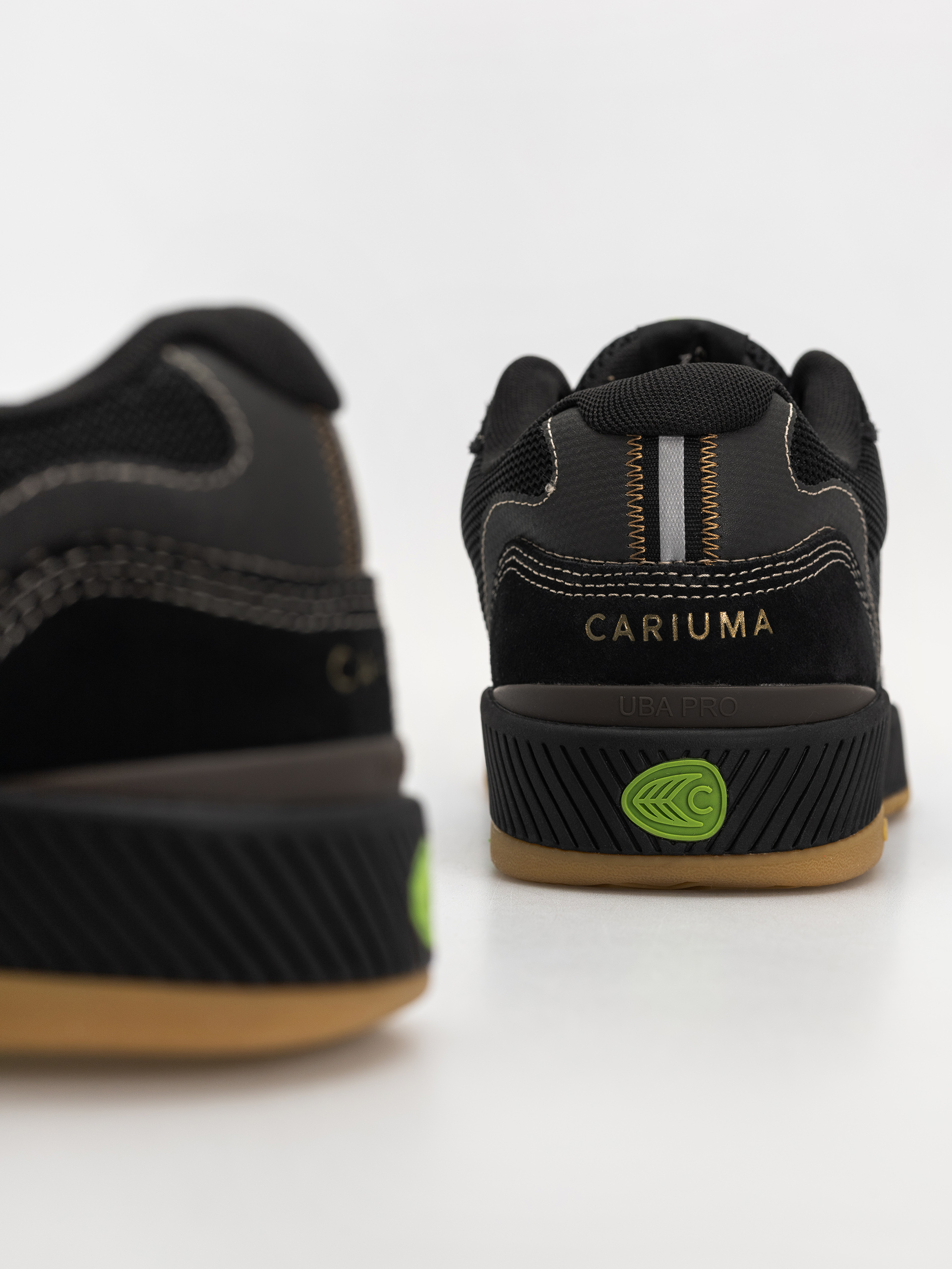Buty Cariuma Uba Pro (black suede and mesh silver cloud logo)