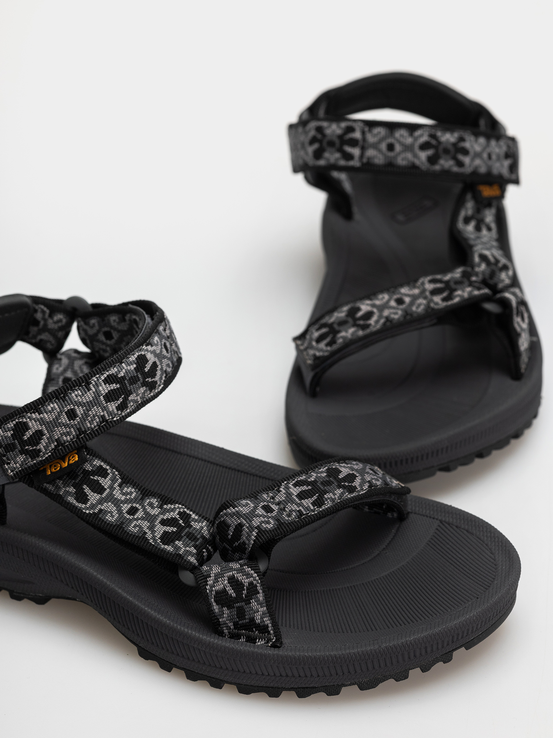 Sandały Teva Winsted Wmn (archive floral black/grey)