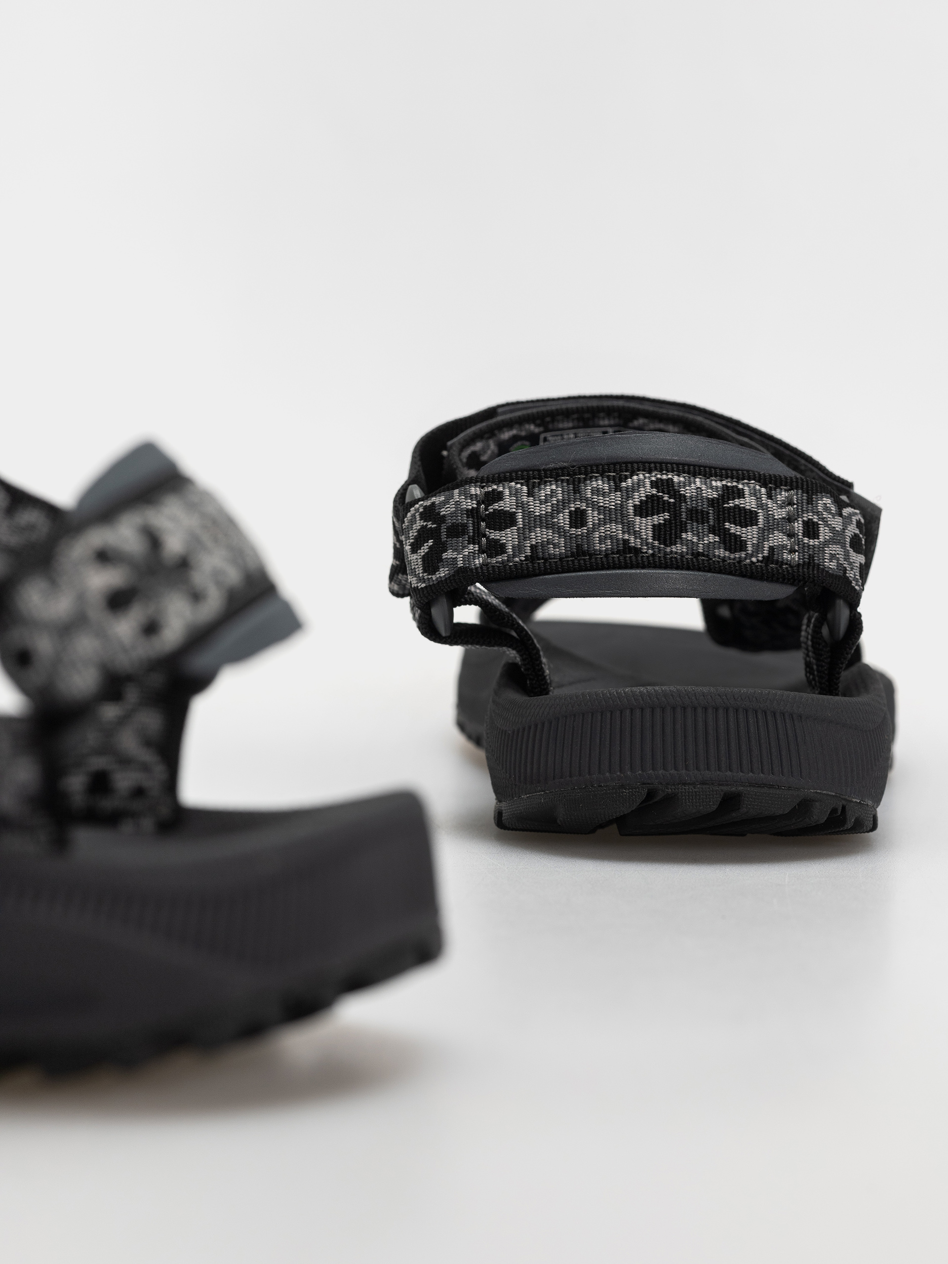 Sandały Teva Winsted Wmn (archive floral black/grey)