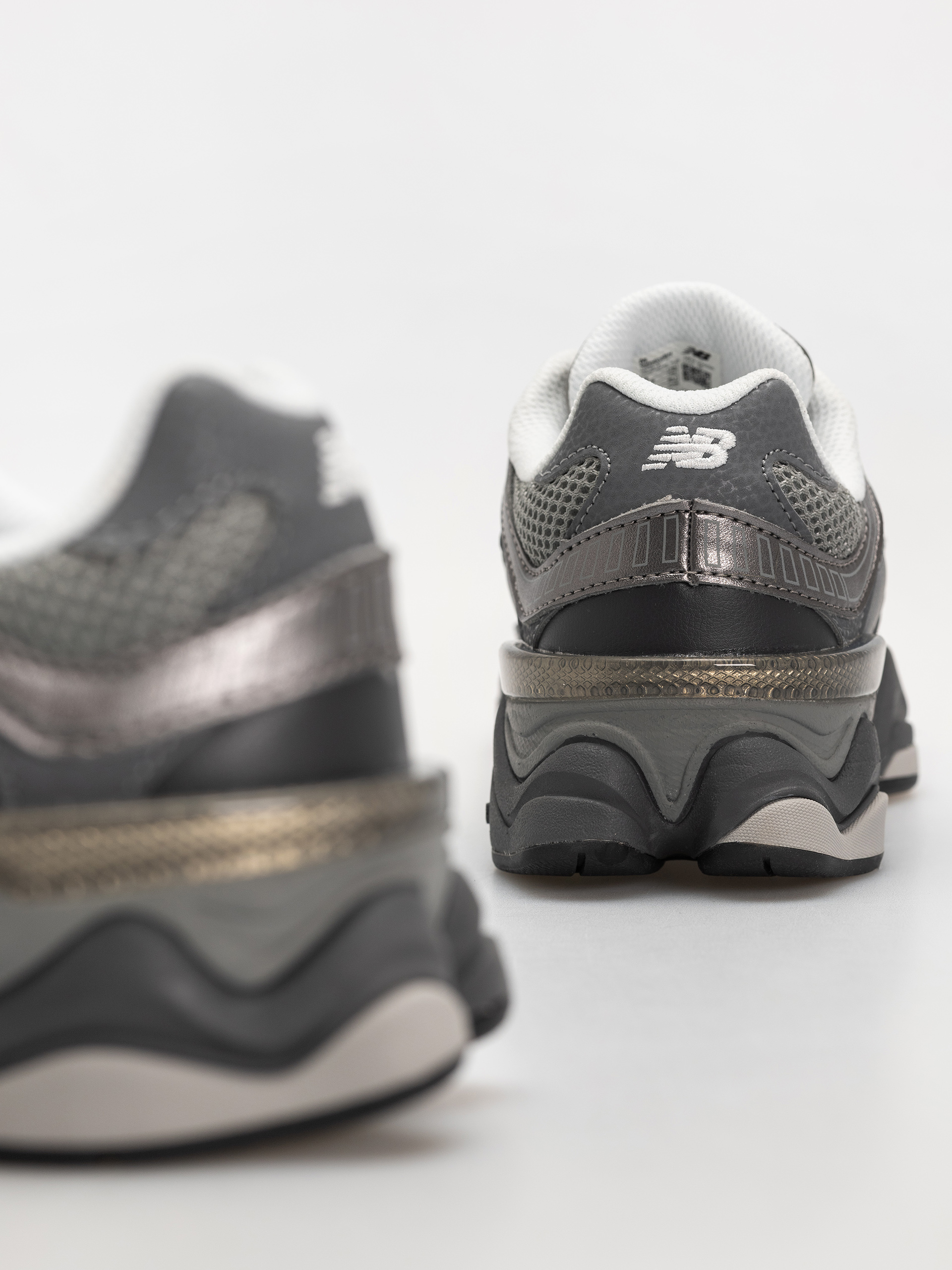 Buty New Balance 9060 JR (magnet/faded black)
