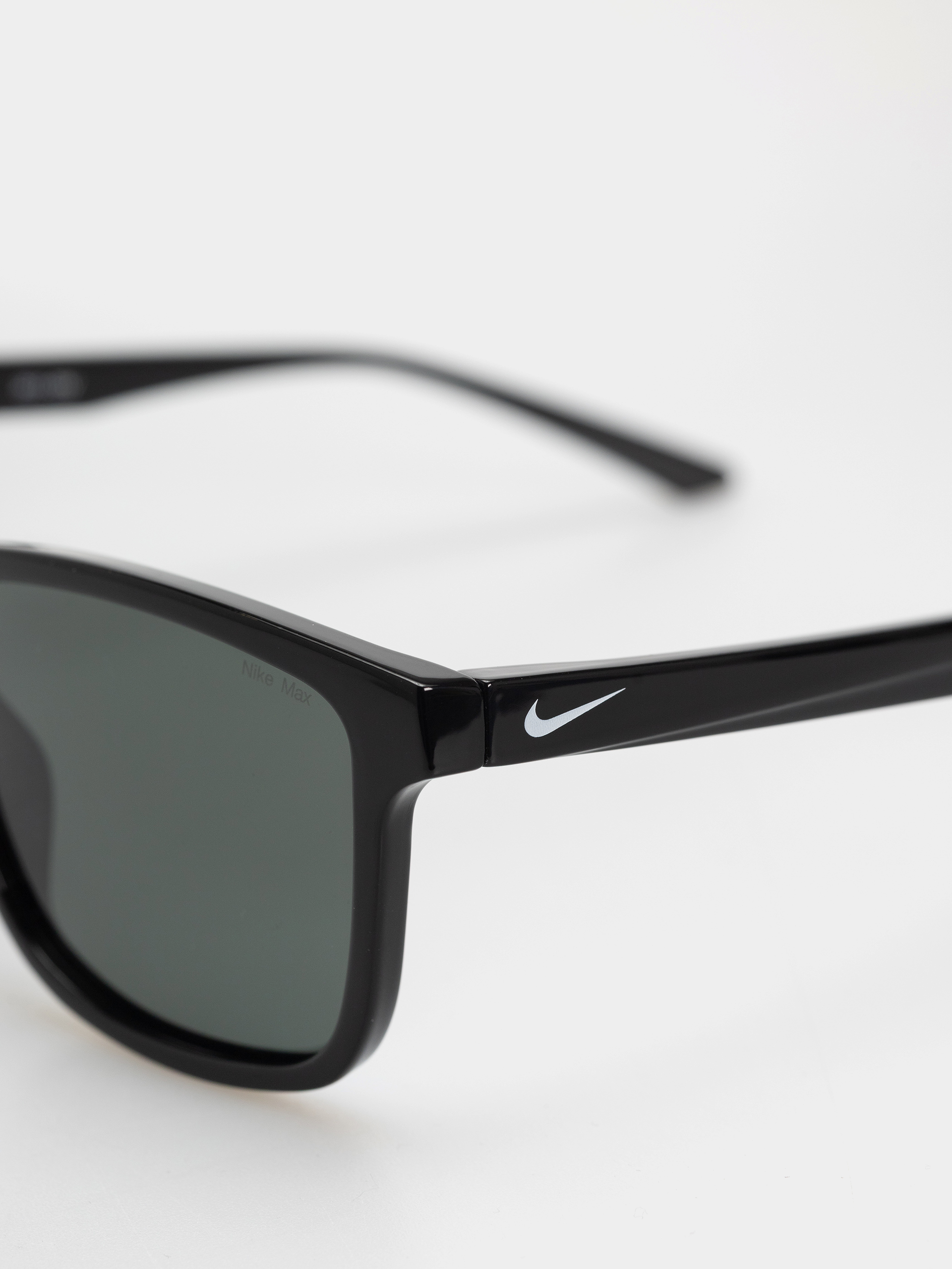 Okulary przeciwsłoneczne Nike Vital Core P (black/polar green)
