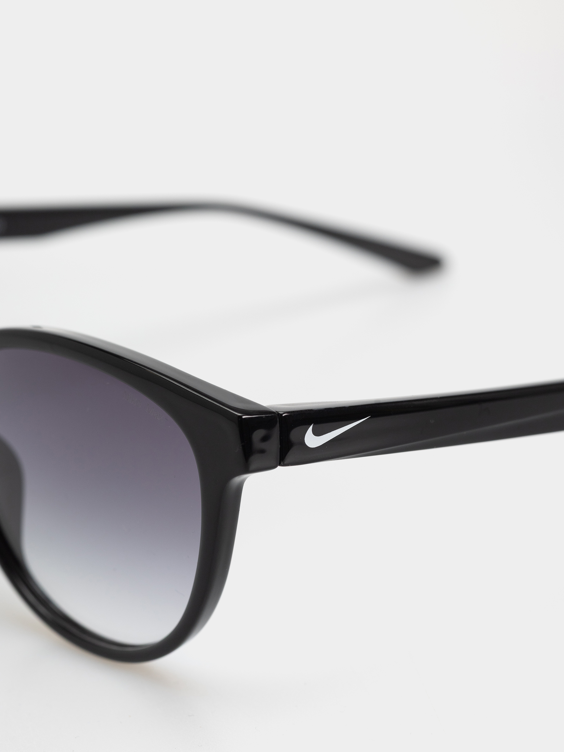 Okulary przeciwsłoneczne Nike Vital Trend (black/smoke gradient)