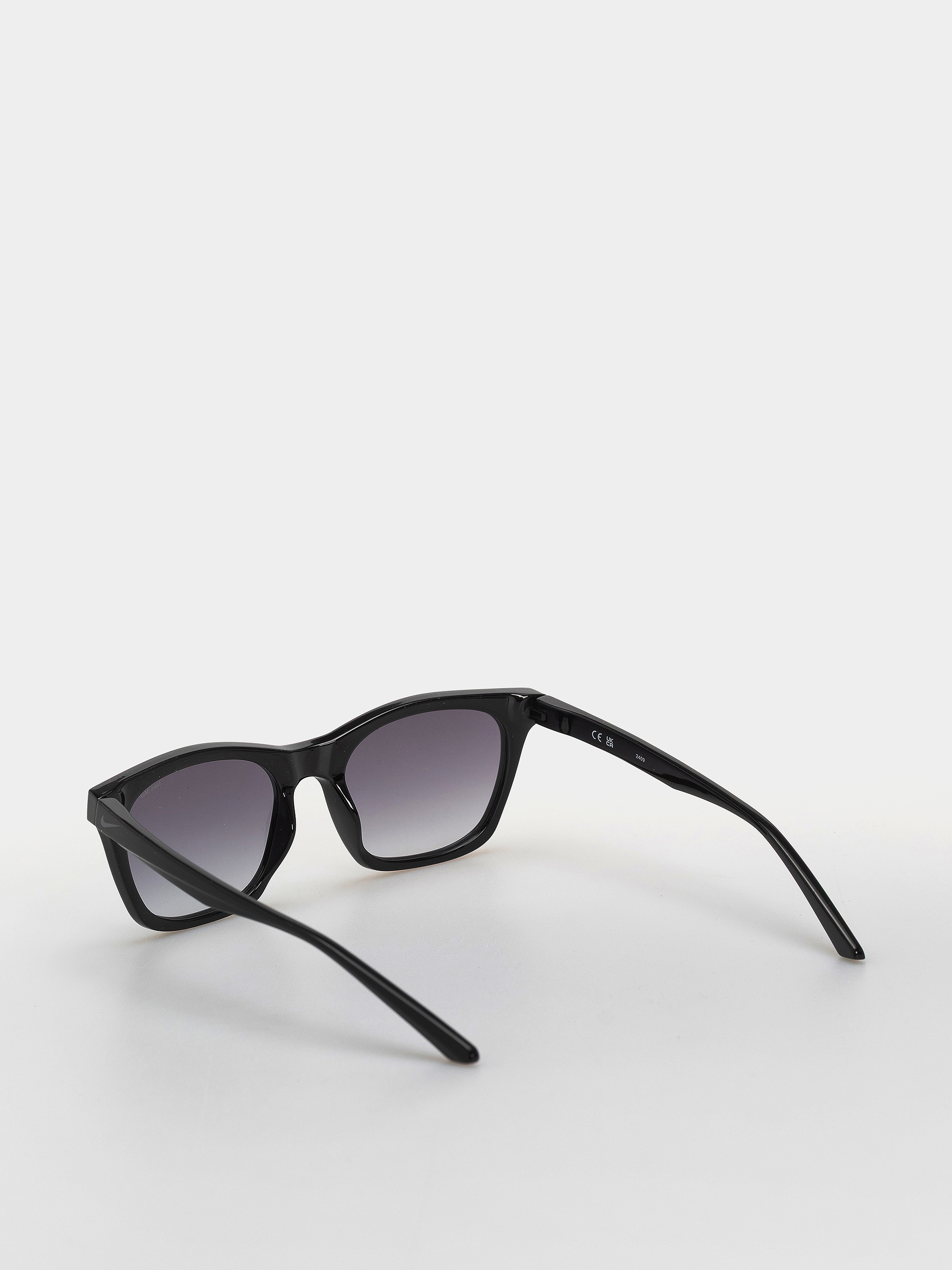 Okulary przeciwsłoneczne Nike Vital Flow (black/smoke gradient)