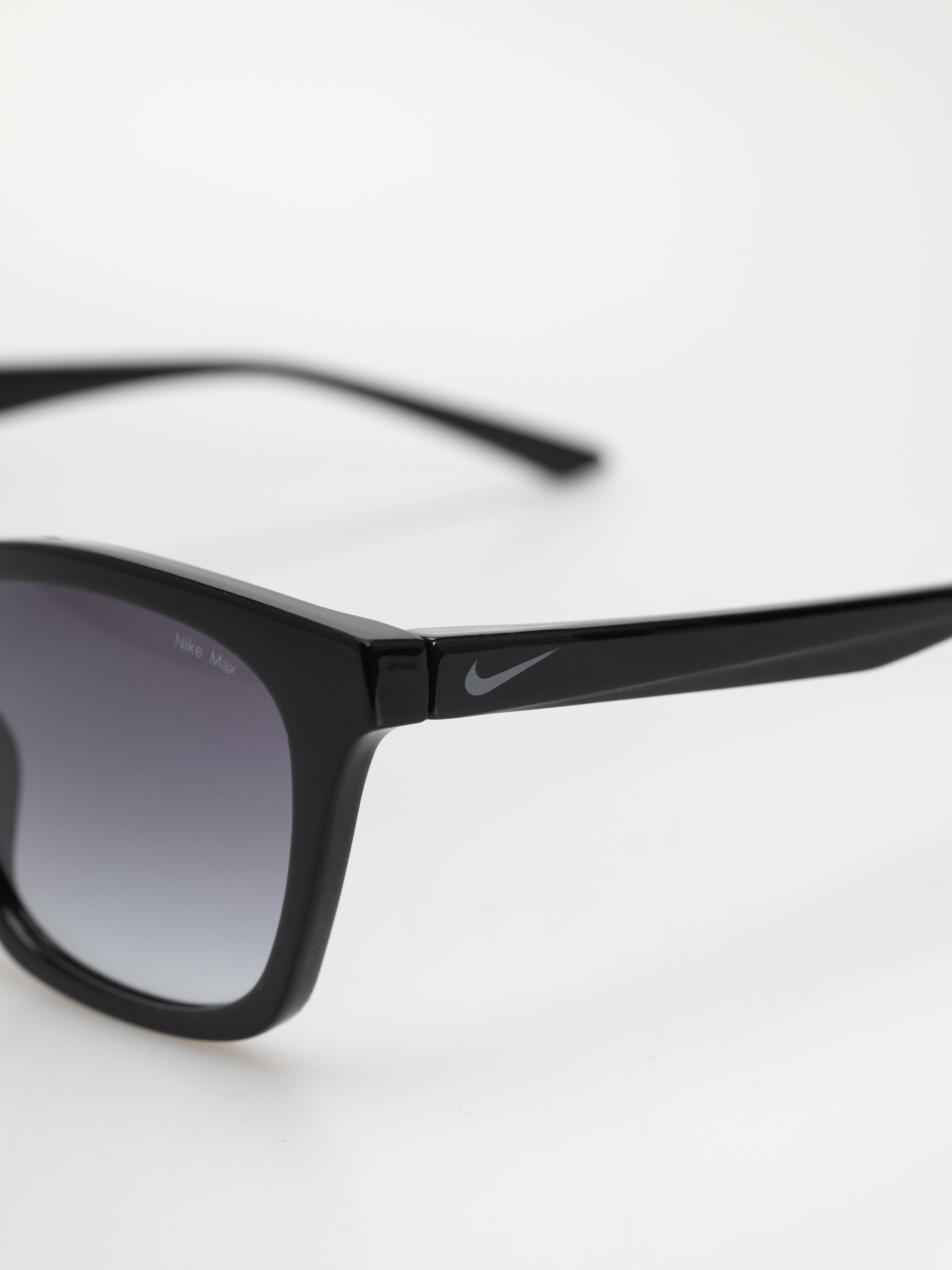 Okulary przeciwsłoneczne Nike Vital Flow (black/smoke gradient)