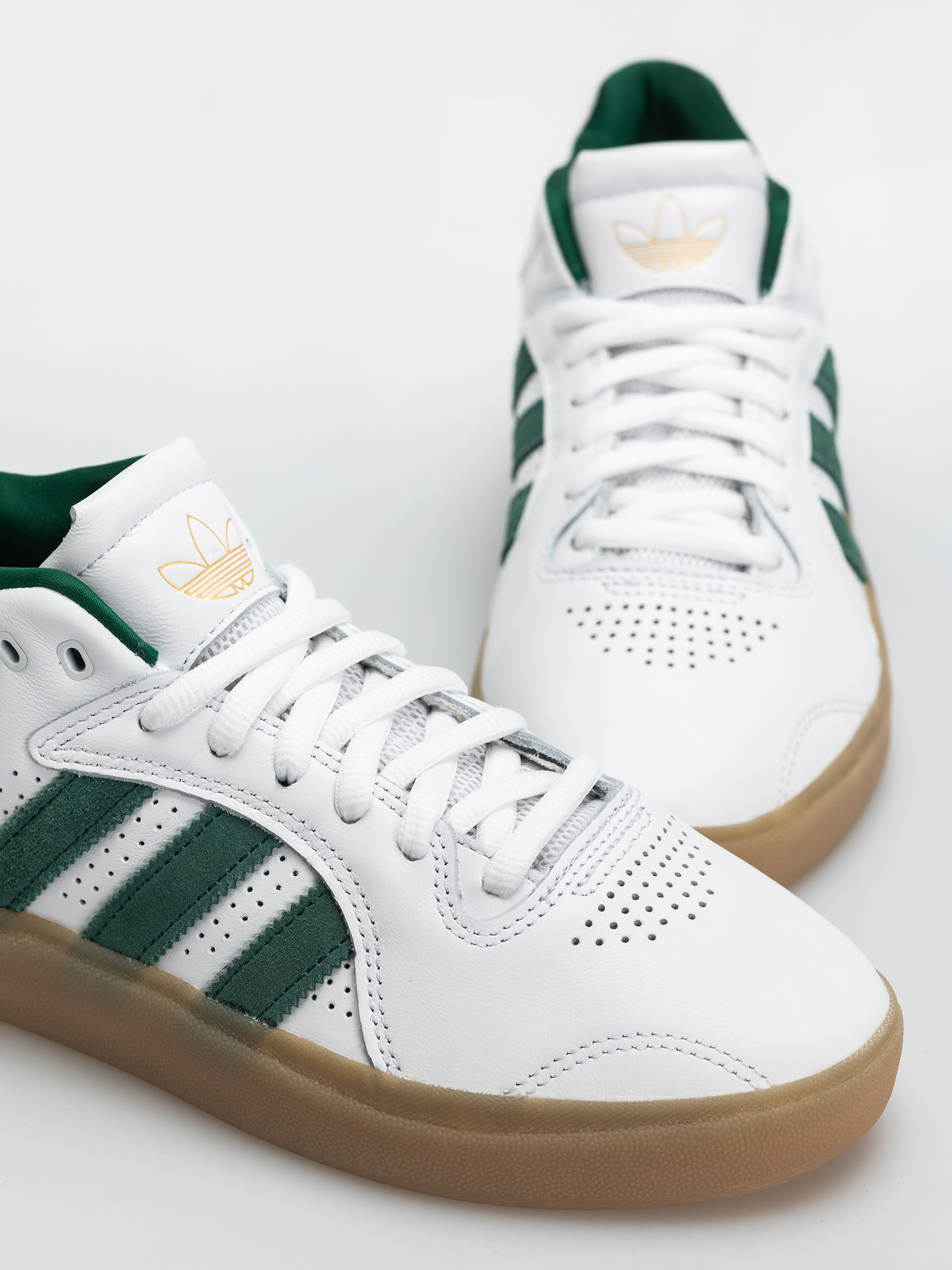 Buty adidas Tyshawn (ftwwht/cgreen/gum4)