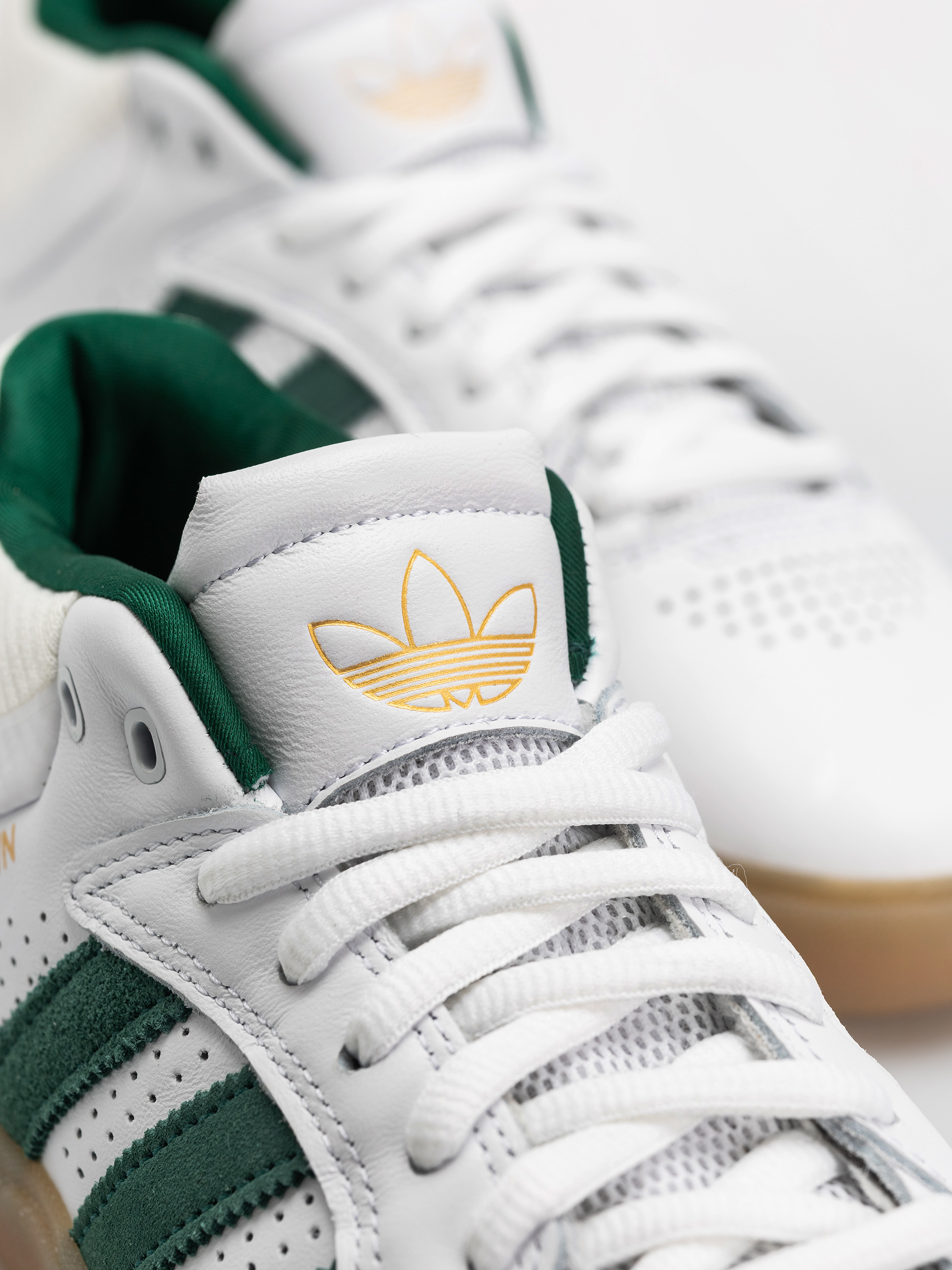 Buty adidas Tyshawn (ftwwht/cgreen/gum4)