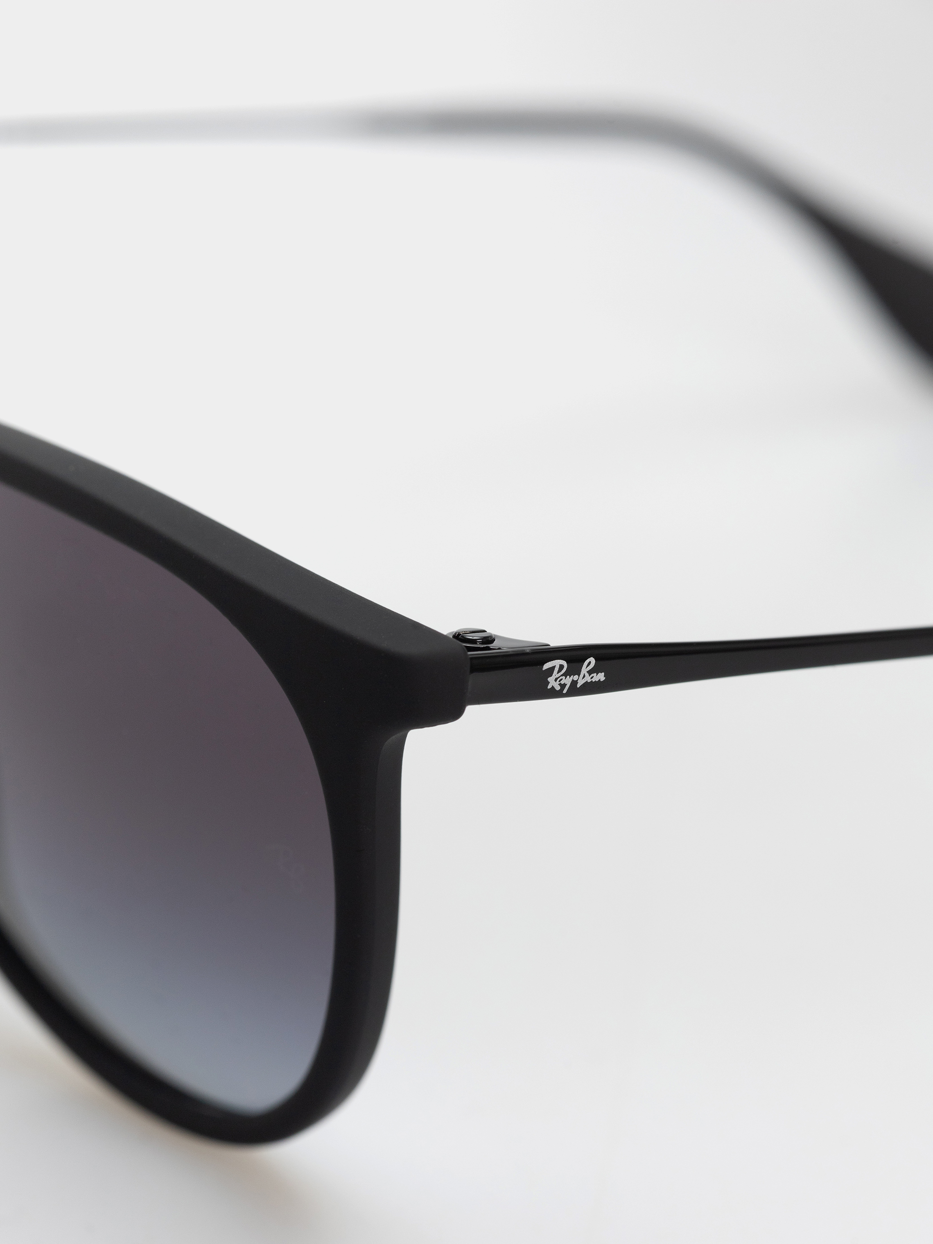 Okulary przeciwsłoneczne Ray-Ban Erika Classic (matowy guma czarny/szary gradalny)