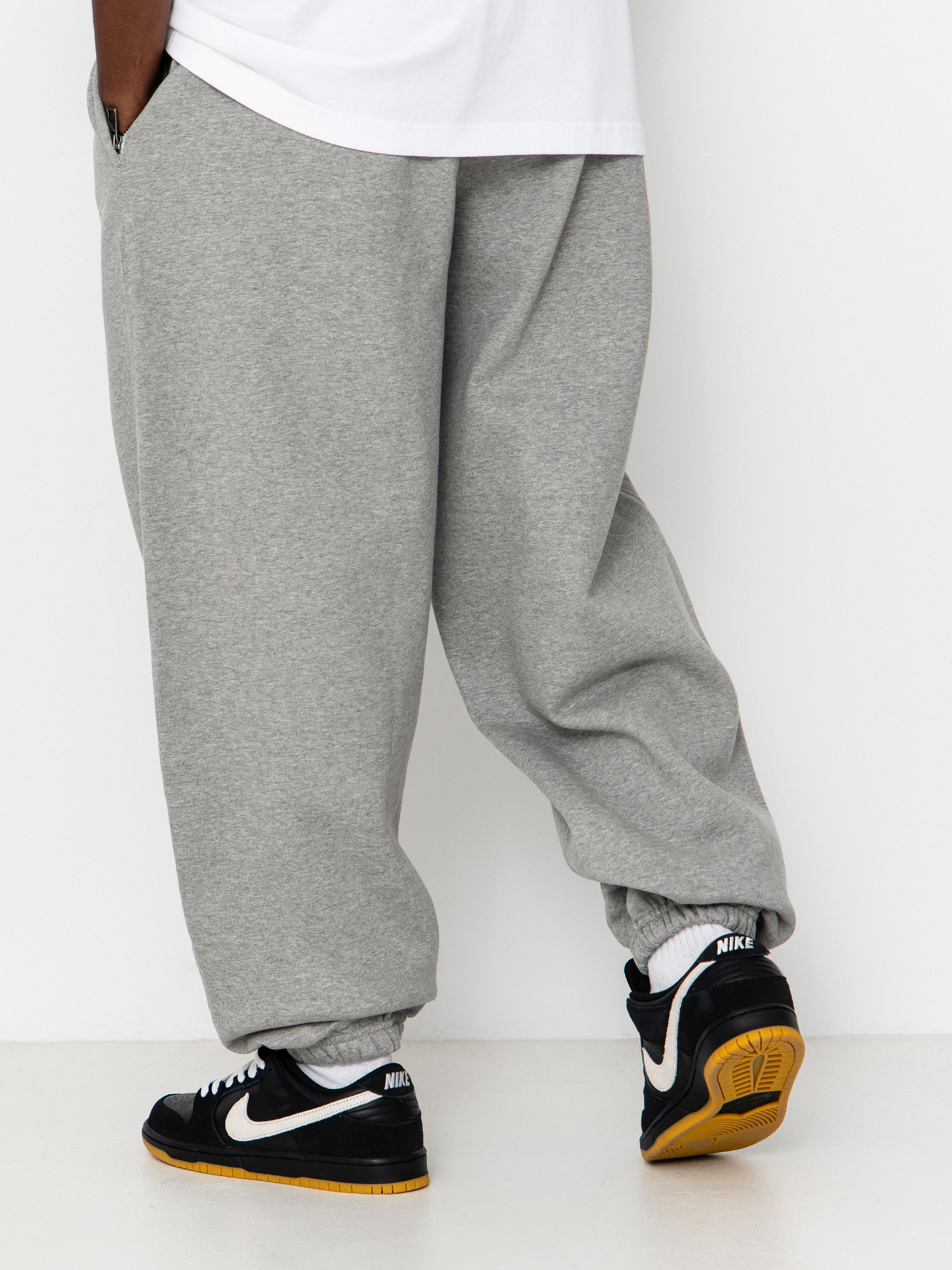 Spodnie Nike SB Solo Swoosh (dk grey heather/lt smoke grey/white)