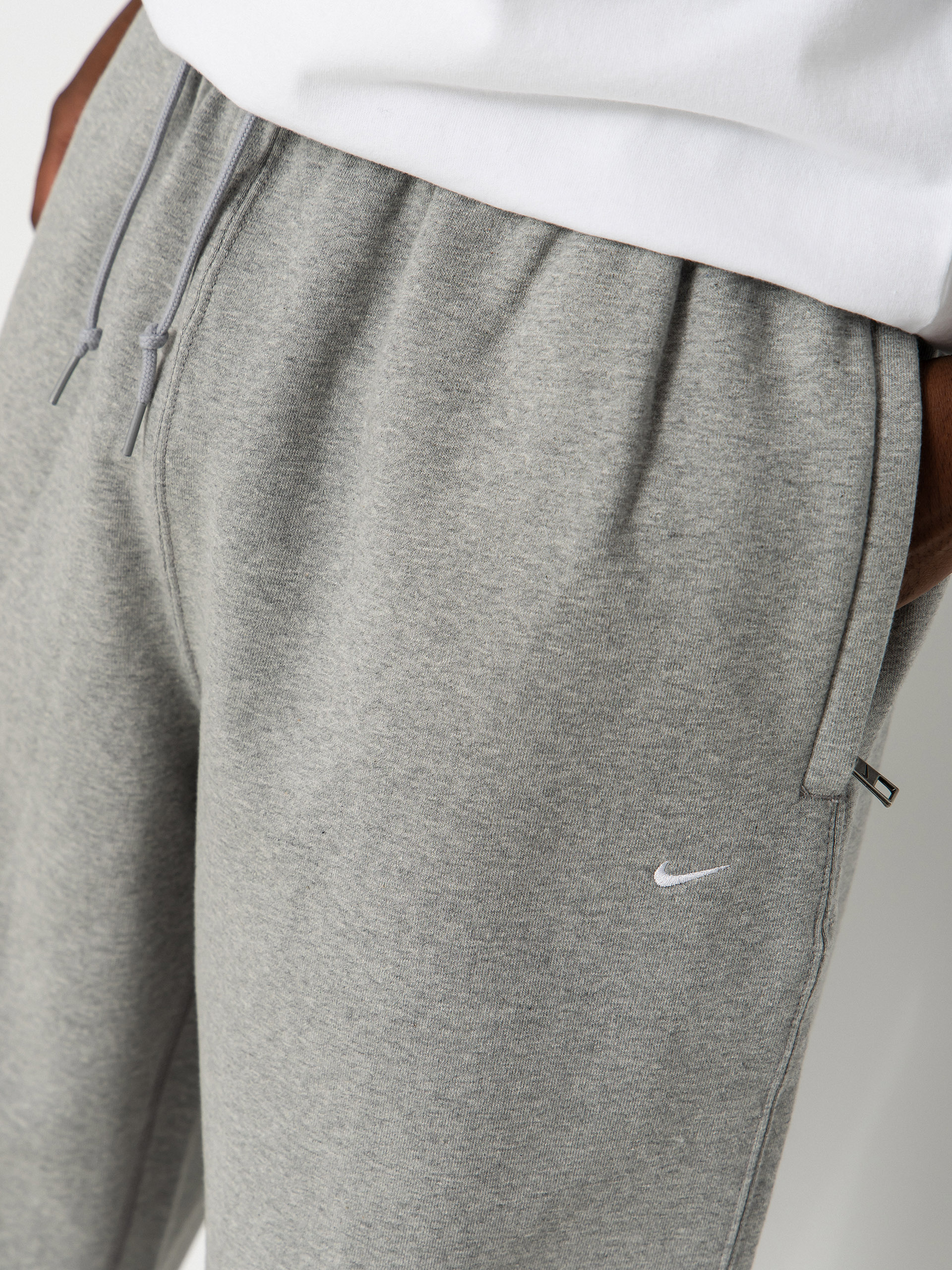 Spodnie Nike SB Solo Swoosh (dk grey heather/lt smoke grey/white)