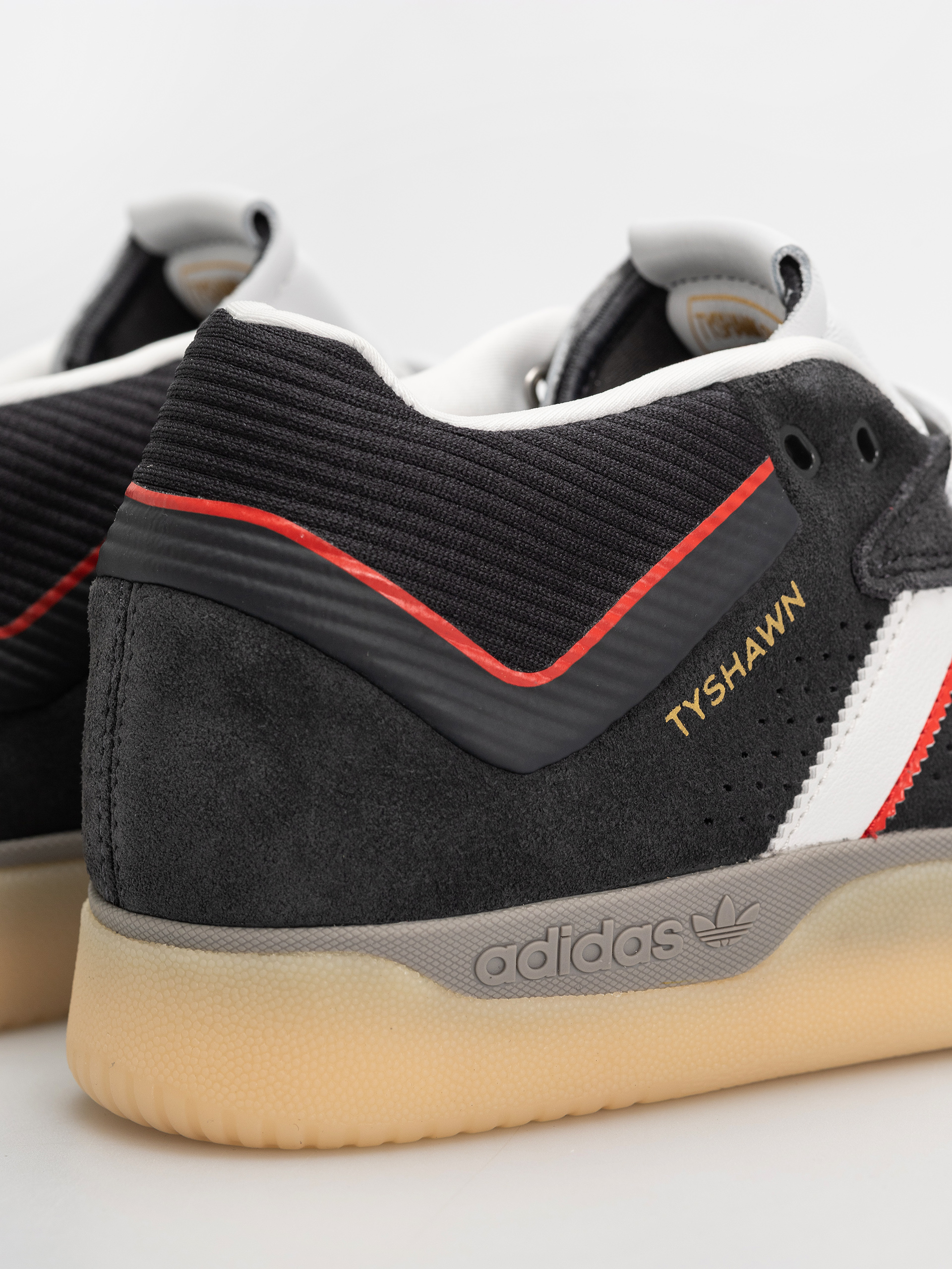 Buty adidas Tyshawn (carbon/crywht/betsca)