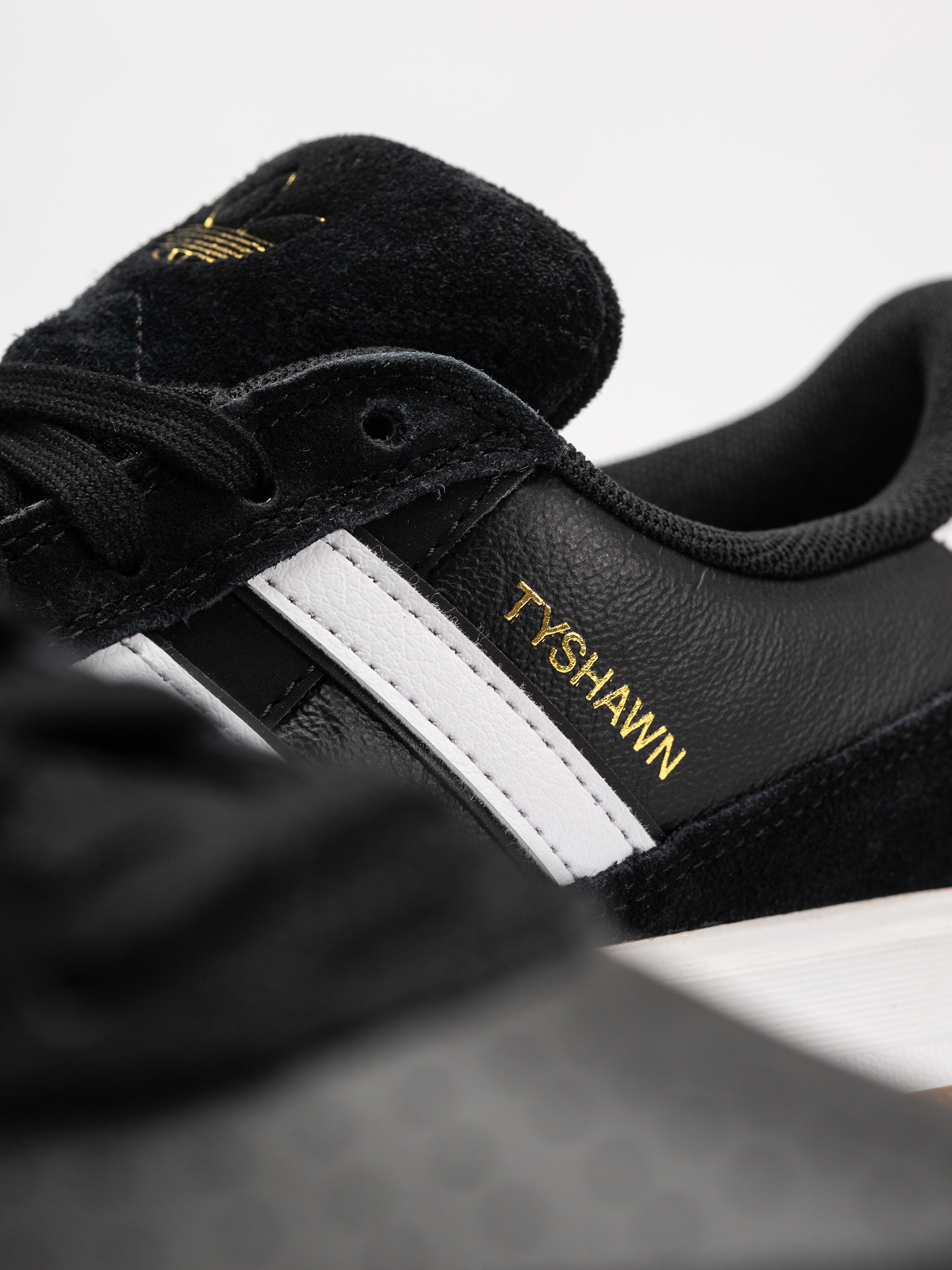 Buty adidas Tyshawn II (cblack/ftwwht/gum4)