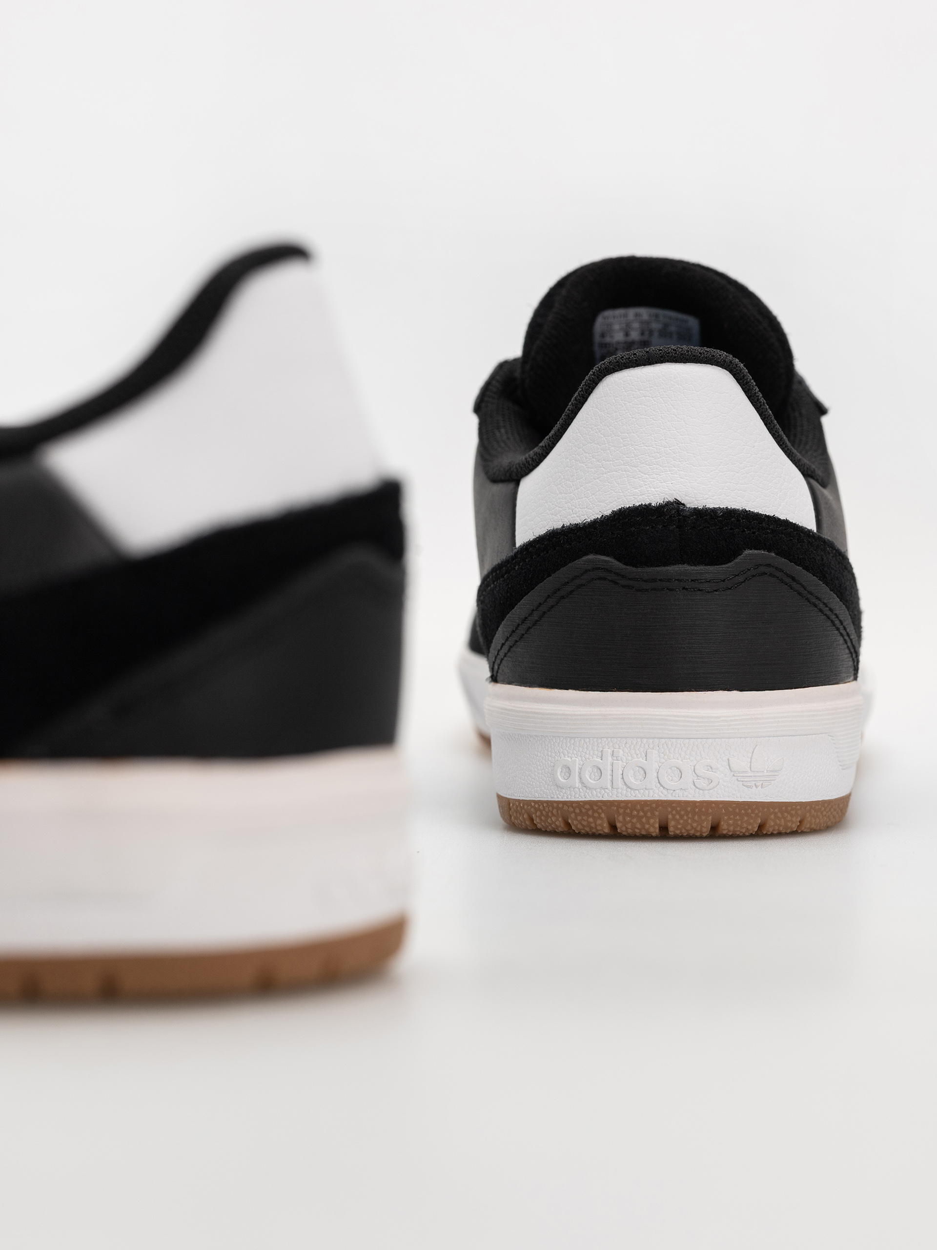 Buty adidas Tyshawn II (cblack/ftwwht/gum4)