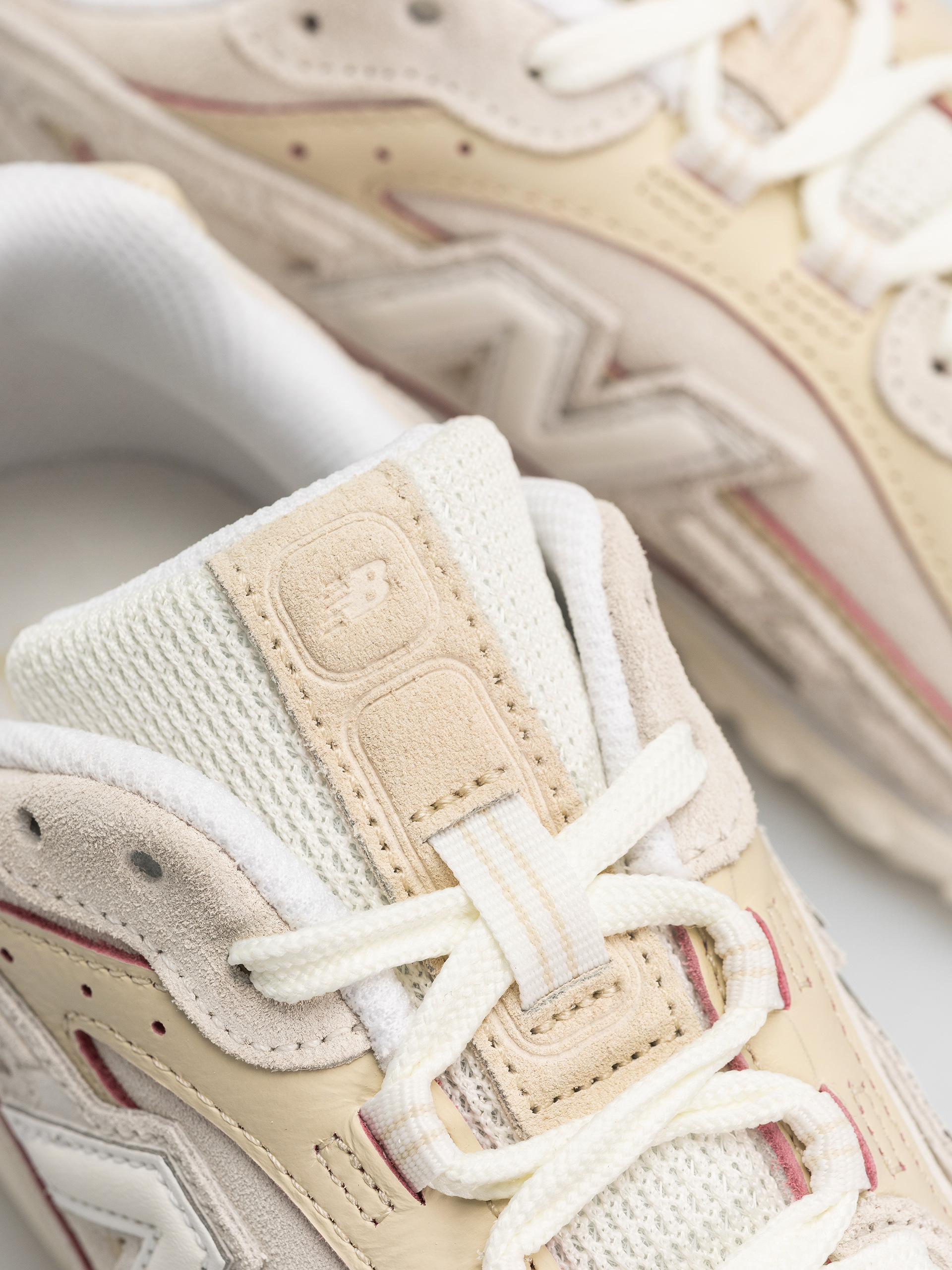 Buty New Balance 204L (sea salt/bone/pink eraser)