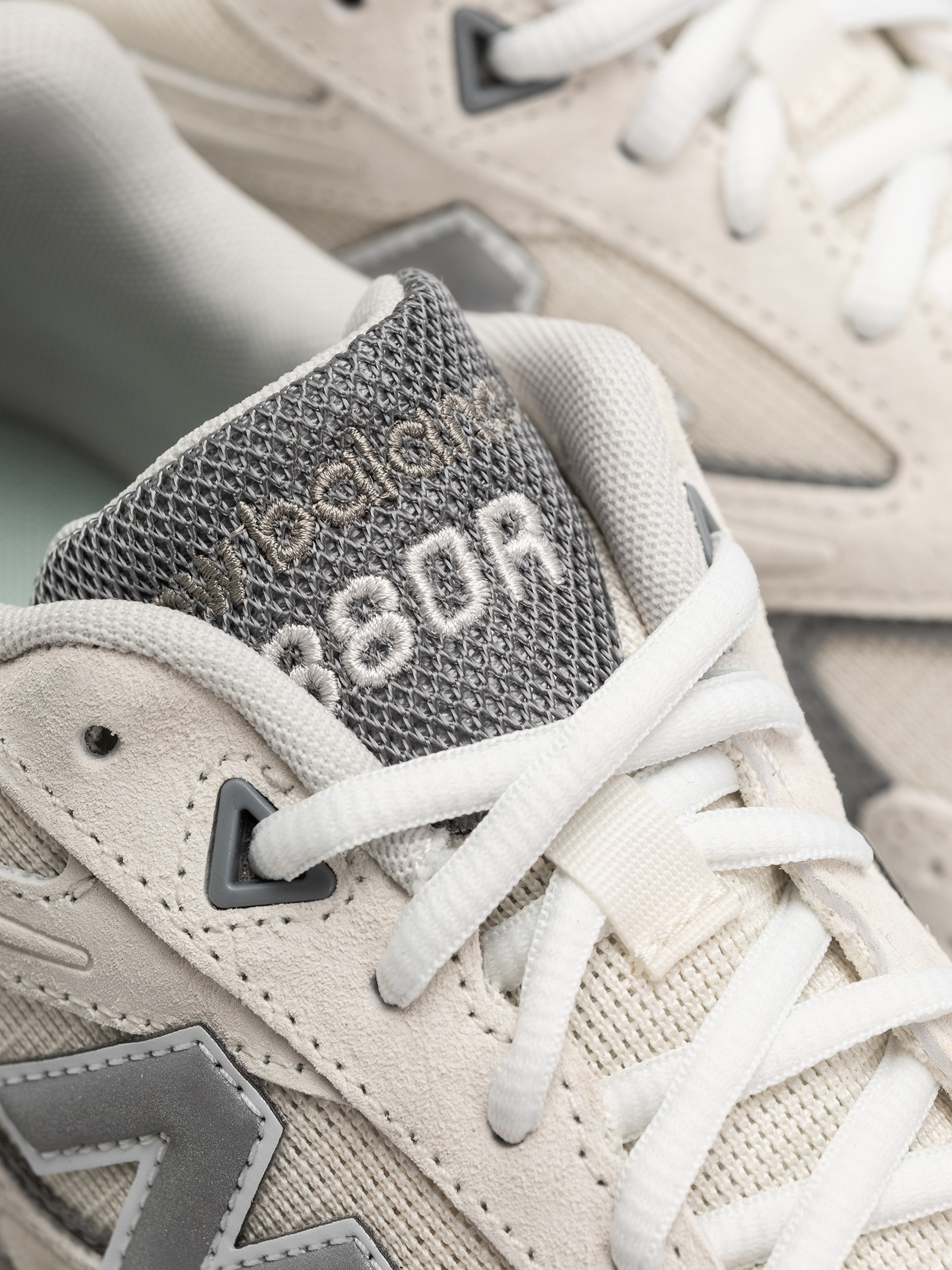 Buty New Balance 880R (sea salt/slate grey)