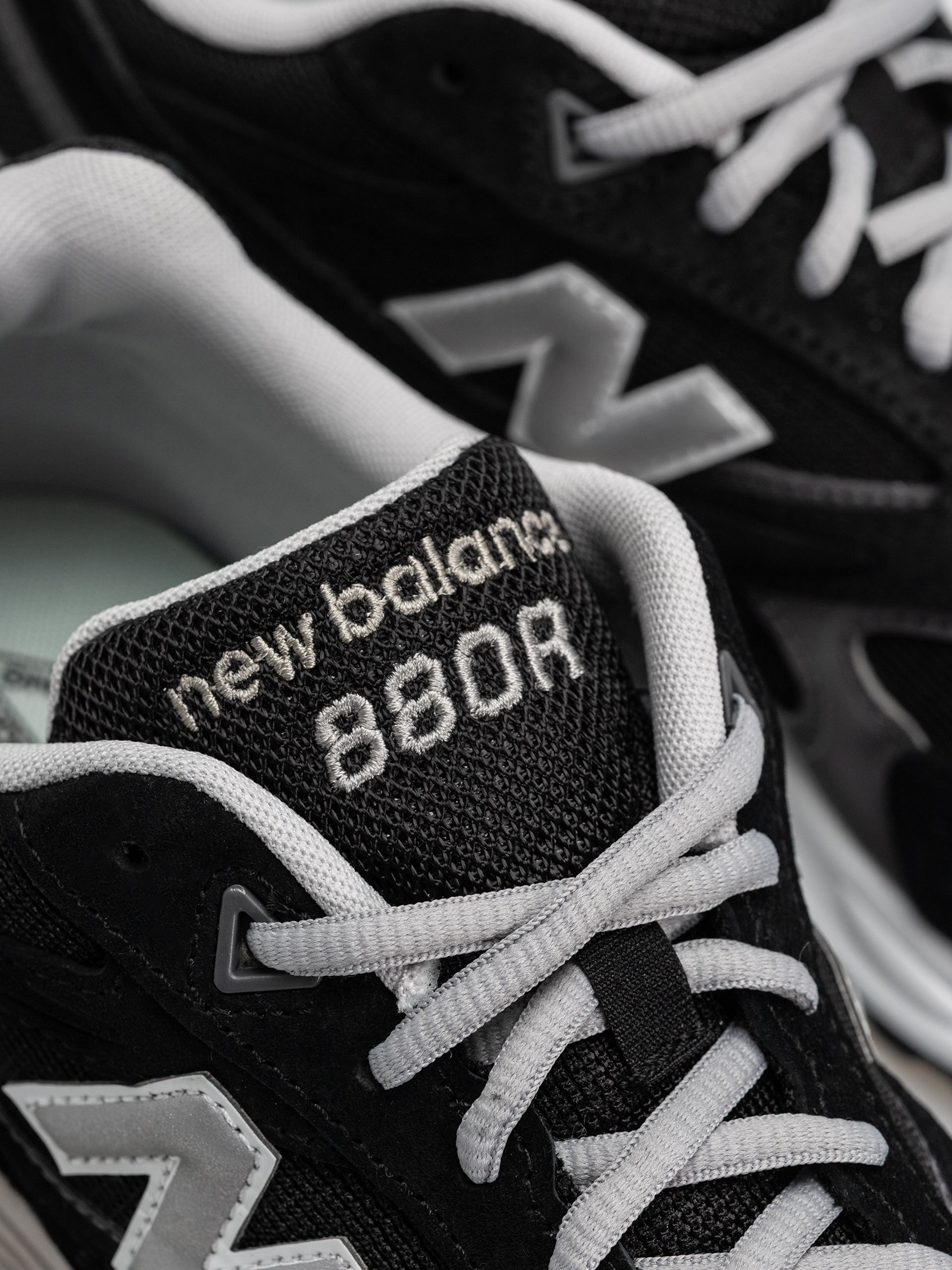 Buty New Balance 880R (black/castlerock)