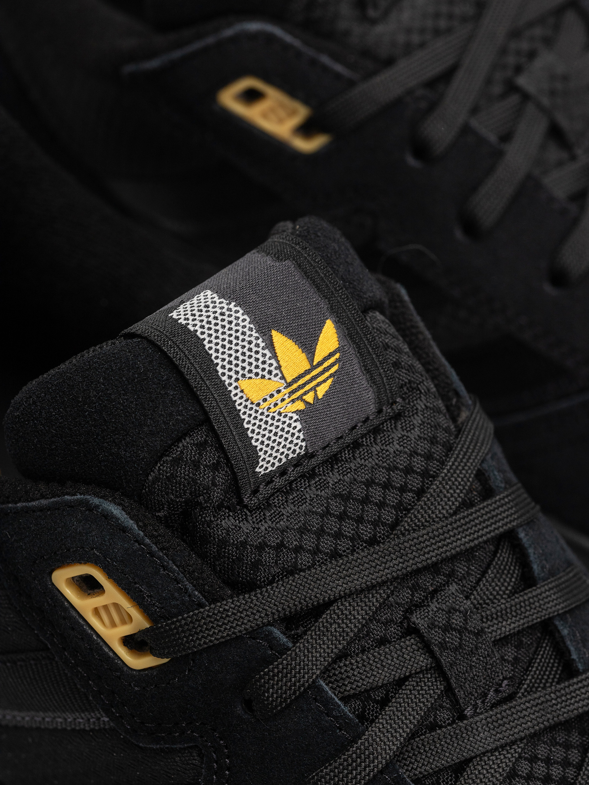 Buty adidas Tekkira Cup (carbon/carbon/cblack)