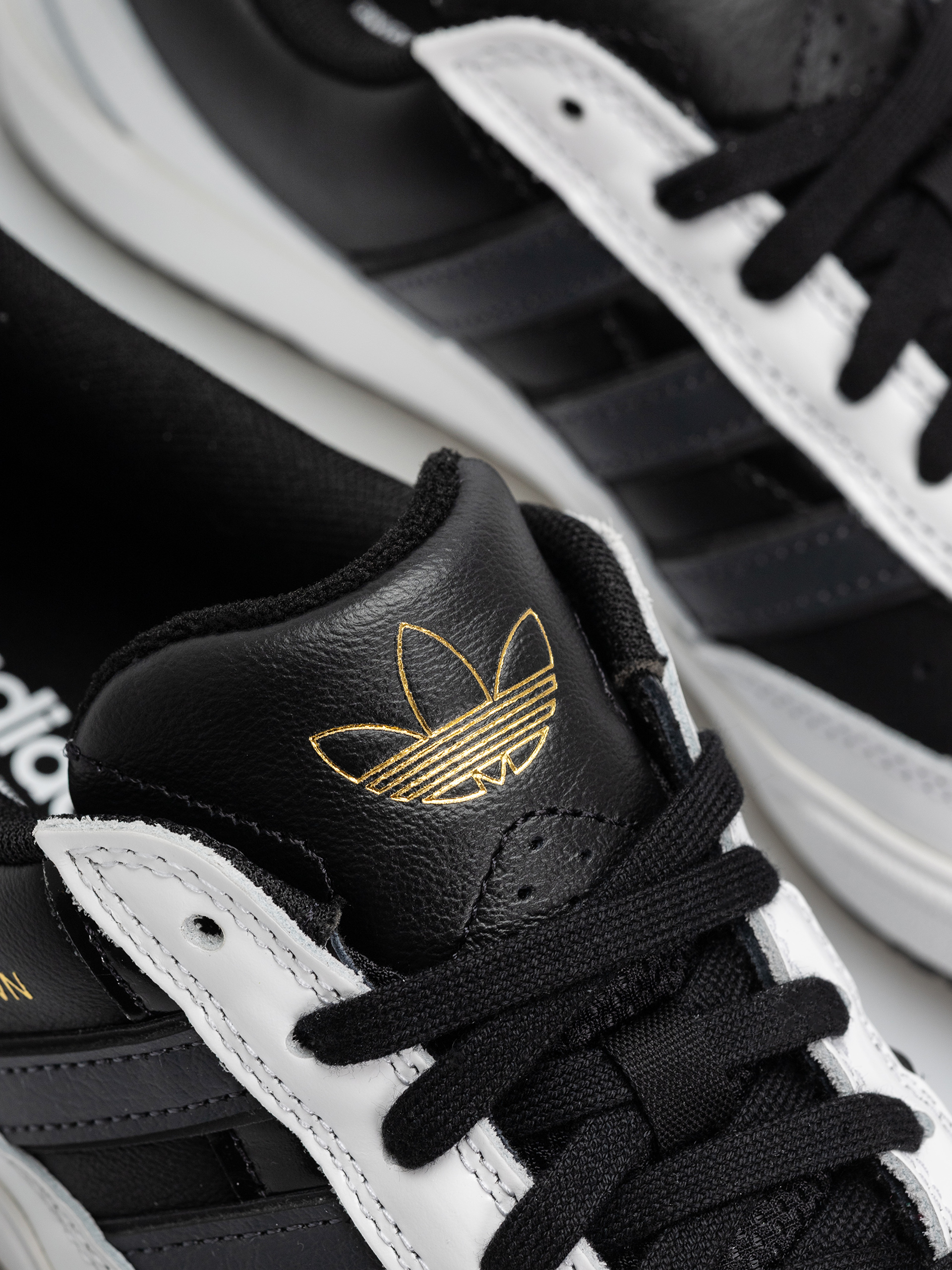 Buty adidas Tyshawn II (cblack/carbon/ftwwht)